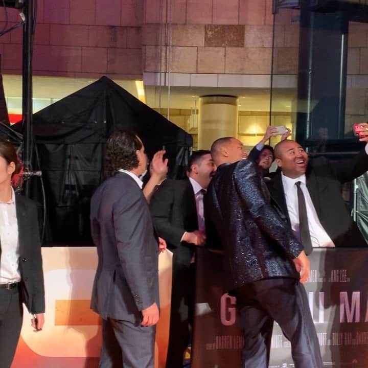 アントニーのインスタグラム：「ウィルスミスさんに 写真撮ってもらっあとに 自然とハイタッチする 僕とユキオちゃんとトムブラウンさん の４人の喜びようを観て下さい  #変な４人」