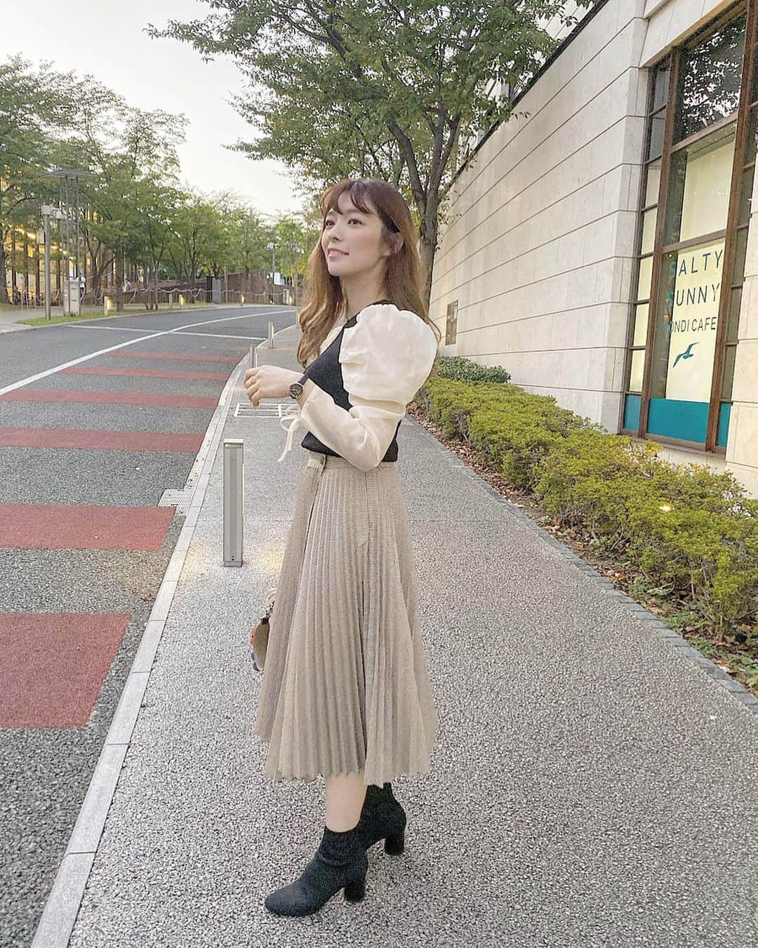 岩根沙恵子?さえみるさんのインスタグラム写真 - (岩根沙恵子?さえみるInstagram)「👗 お友達とふらっとランチした日のコーデ♥︎ 久しぶりにふわっとしたトップス♪ お気に入り🎀 . tops•••zara skirt•••the virgnia boots•••zara watch•••FURLA . コーデに合わせて、新入りのFURLAの時計［METROPOLIS 38mm］⏰💛 合わせやすいブラック♪ . 明日は楽しみにしていたzozo championship⛳️！ 雨予報だけど、生で観るのは初めてだからわくわく🤤 早起きするからもう寝なくては♥︎ はーあ😩ほんとゴルフだいすき！！！！ . @the_platinum_select #theplatinumselect #furla#furlawatch #フルラ #フルラ時計 #メトロポリス #zara女コーデ #ザラジョ #ザラジョコーデ　#zaraコーデ #秋服コーディネート #赤坂駅　#秋コーデ　#zozochampionship  #zozoゴルフ」10月24日 21時36分 - saemiltiii