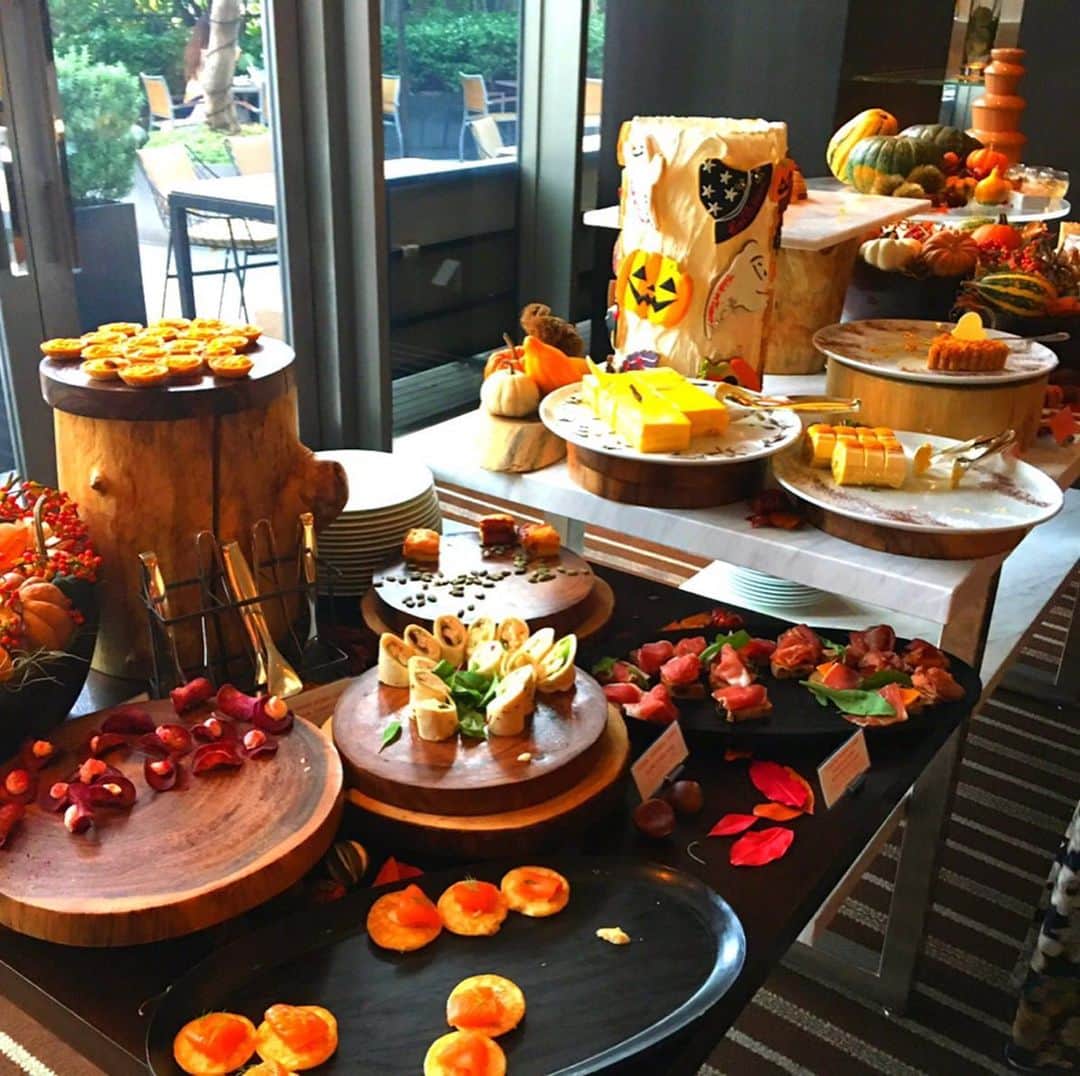 大西蘭のインスタグラム：「・ グランドハイアットのアフタヌーンティー☕️ ・ ハロウィンで可愛かった🎃👻 ・ 種類がすごく多いっていうわけではないけど、ひとつひとつが丁寧に作られている感じがして、さすがハイアット✨ ・ クロックムッシュなど甘くないセイボリーやスコーンもあるし、コーヒー、カフェラテなどのドリンクはおかわり自由だからのんびりできる💕 ・ ・ #グランドハイアット #アフタヌーンティー #ハロウィンアフタヌーンティー #六本木ヒルズ #フレンチキッチン」