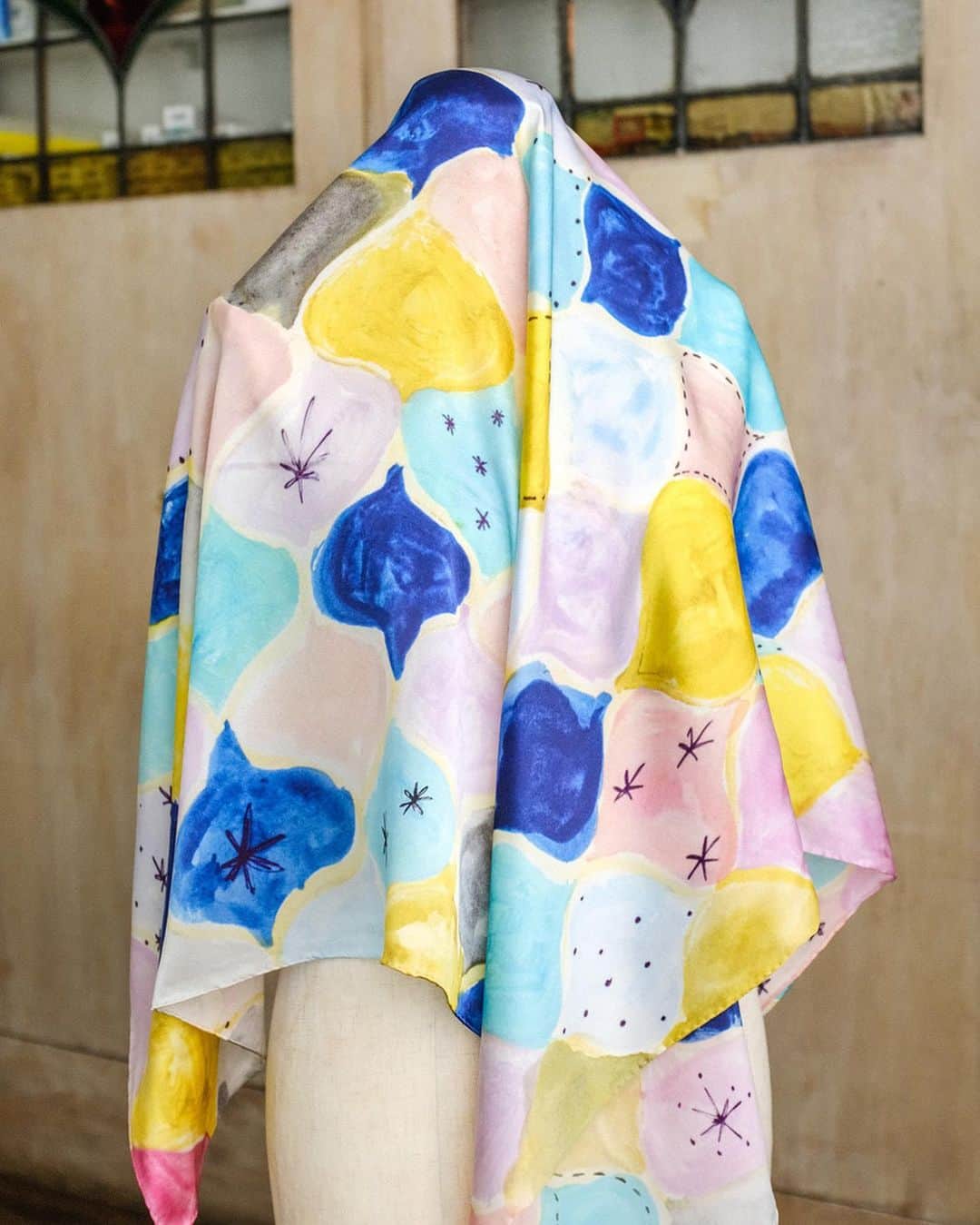 SHOKOさんのインスタグラム写真 - (SHOKOInstagram)「装苑 Blog updated📝✨ 「S for Shoko」東麻布店とウェブショップにて【秋冬コレクション】販売スタート✨ また東麻布店では、この秋からヴィンテージジュエリー @LucyAndMatilda の取り扱いが始まりました！写真は、新作の「モロッコタイル柄スカーフ」とヴィンテージのイヤリングを合わせて。 詳しくは @SforShoko まで。」10月24日 21時37分 - shoko_london