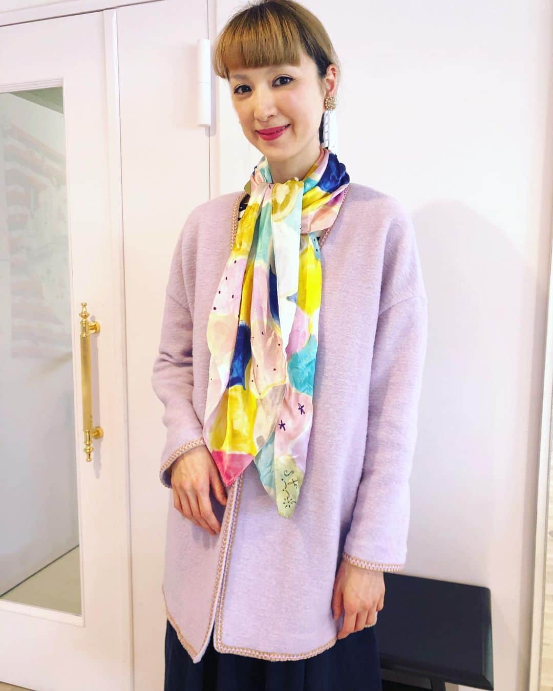 のインスタグラム：「装苑 Blog updated📝✨ 「S for Shoko」東麻布店とウェブショップにて【秋冬コレクション】販売スタート✨ また東麻布店では、この秋からヴィンテージジュエリー @LucyAndMatilda の取り扱いが始まりました！写真は、新作の「モロッコタイル柄スカーフ」とヴィンテージのイヤリングを合わせて。 詳しくは @SforShoko まで。」