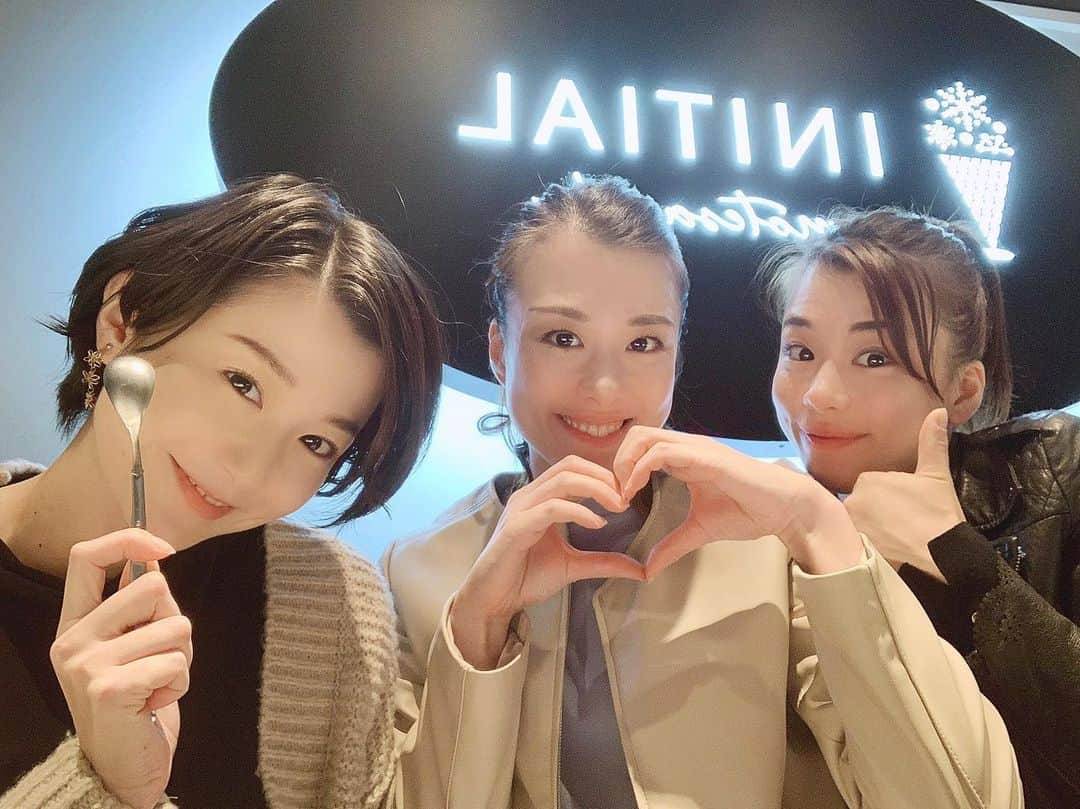 夢花らんさんのインスタグラム写真 - (夢花らんInstagram)「久しぶり♡そして、弾丸の姉妹タイム☺️ 姉は急遽代役に入り、 舞台稽古含め5日間で役を仕上げて舞台に出ていた、 演目が千秋楽を迎え(^^) お疲れ様会をしました🎶  出来上がっている中に、途中から入るのも緊張しただろうし、 1から役を作って、セリフ・歌を覚えて 凄すぎるよ！！本当頑張ったね😍 甘いもの食べて、しっかり疲れを取ってね😊 また次の舞台も楽しみです💕  私は2人に見送られ帰ってきました〜✈️ #カフェ #お疲れ様会」10月24日 21時41分 - yumehana.ran