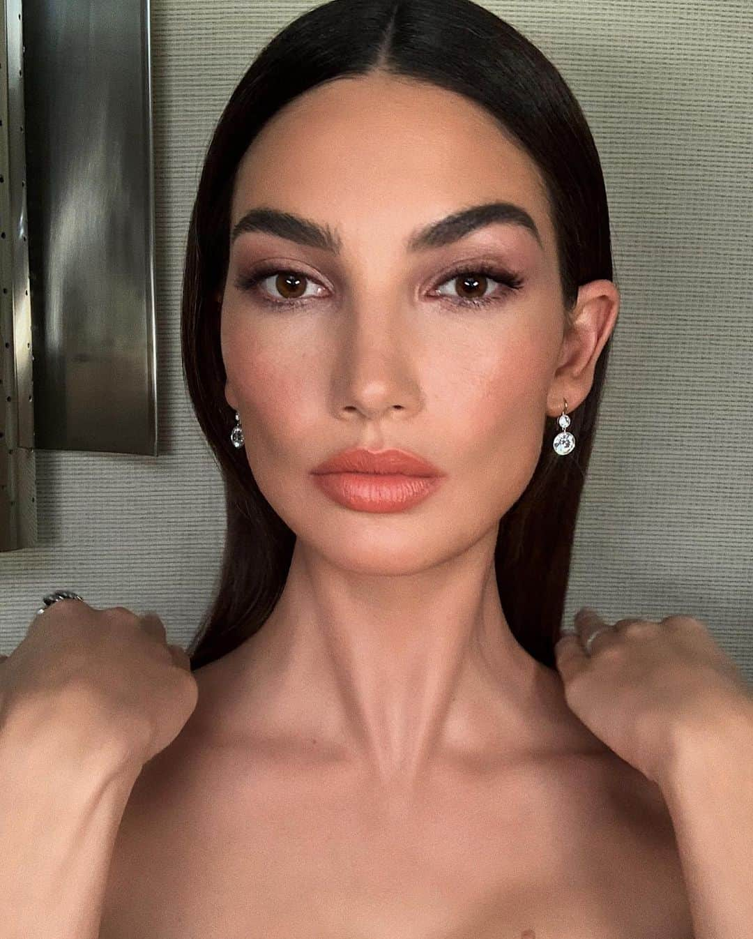 リリー・オルドリッジさんのインスタグラム写真 - (リリー・オルドリッジInstagram)「Glam dreams by @hungvanngo @harryjoshhair @emmajademorrison  @ohmynailsnyc 💋 Last night getting ready to celebrate @RalphLauren #VeryRalph Premiere!!! 🖤🖤🖤 @hbo」10月24日 21時44分 - lilyaldridge