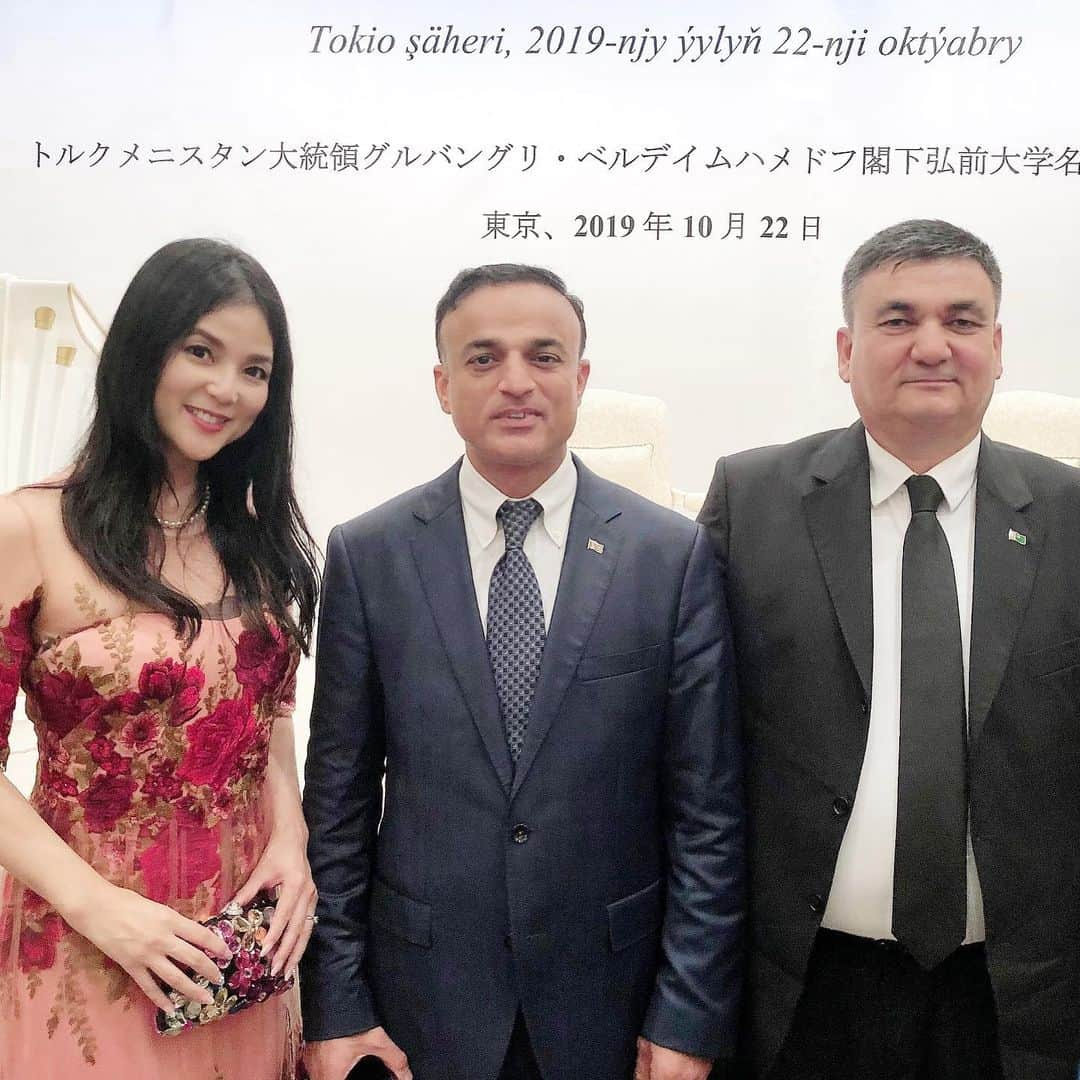 加藤美佐子さんのインスタグラム写真 - (加藤美佐子Instagram)「トルクメニスタンの大統領が10月22日の 「即位の礼」に参列の為来日されました😊✨ それに合わせまして トルクメニスタン大統領グルバングルィ・ベルディムハメドフ氏講演と博士号授与式に参加致しました。  講演後暫くすると、即位の礼から戻られた 各国の要人の方々がたくさんのSPに囲まれて 続々とロビーに。  美しい虹がこれからの日本の未来を 歓迎してくれているような 素晴らしい1日でした✨✨✨ #トルクメニスタン #博士号授与式 #講演 #椿山荘 #japan #tokyo #トルクメニスタン大統領 #新しい日本 #美しい虹の出た日」10月24日 21時44分 - misako.kato