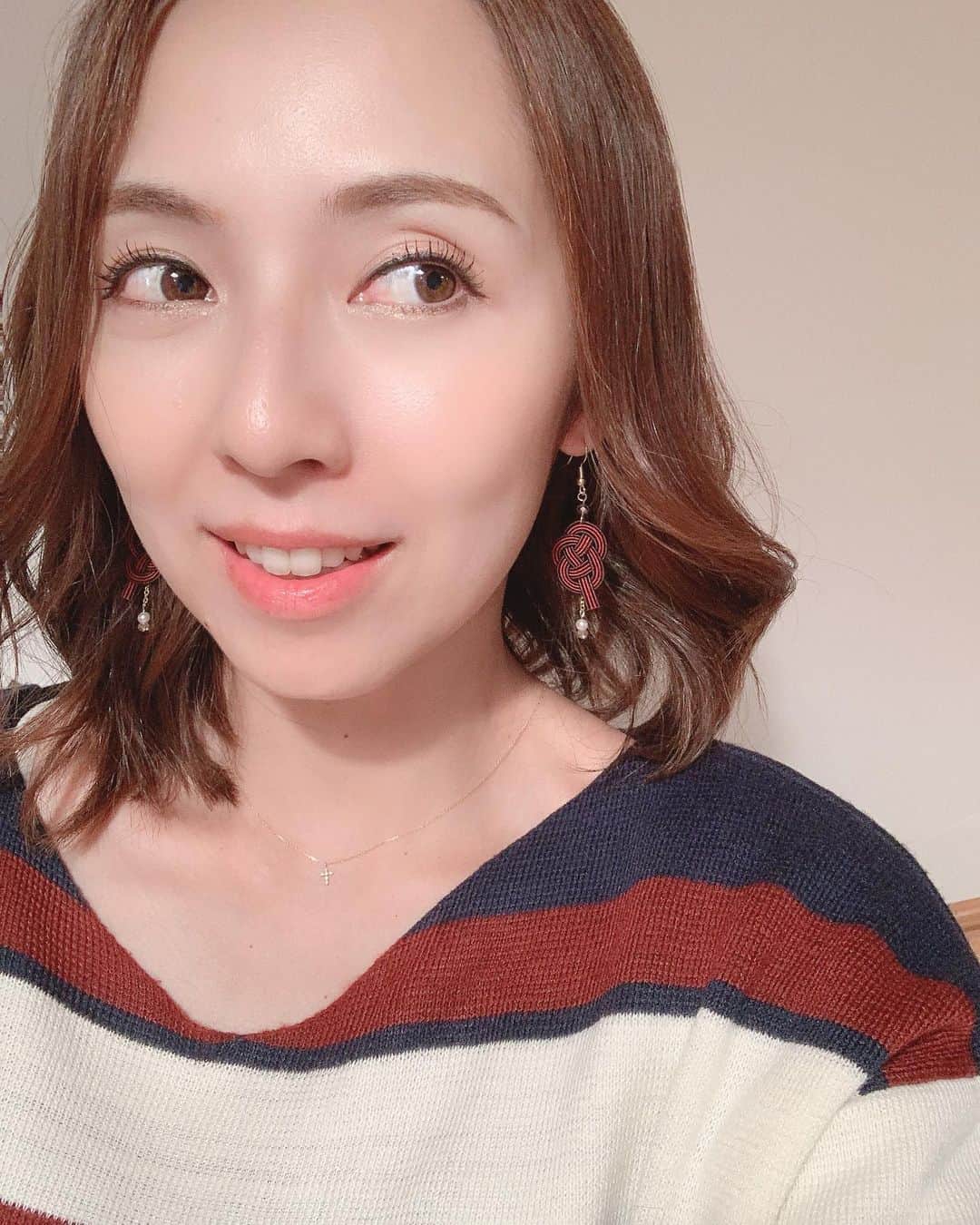若林翔子のインスタグラム：「* * ブレイクロケ。 今日も美味しいごはん食べさせてもらったよー😉❤️ 毎週土曜のオンエアでチェックしてね( •̀∀•́ )b  そして今日も 小1アゲハちゃん作のピアスしてロケしてきたよ😉 ピロピロ揺れる感じがたまらなく可愛かったっす😆‼️ 凄腕だわほんと😍 * * #ブレイク #ミヤテレ #ロケ #ケーズデンキで　#白飯を食べる #銭湯で　#チゲスープを飲む #ごちそうさまでした #小1 #アゲハちゃん作　#ピアス #かわいい」