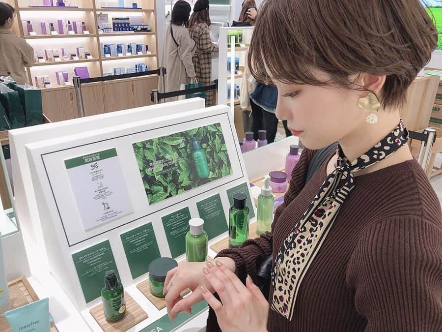 金澤楓さんのインスタグラム写真 - (金澤楓Instagram)「. 人気ショップinnisfreeが札幌に上陸したので行ってきた💓 . 自然の恵みを使ったスキンケアが気になりすぎてたくさん試したよ。 大人気の導入美容液グリーンティーシードセラムとチェリーブロッサムラインのスキンケア、ビビッドコットンインクティントをget🌿 . 激混みだったので今度は落ち着いている時にゆっくりお買い物しよ🥺 . 気になるものはマイパレット♡ いろんなアイテムを組み合わせて自分だけのパレットが作れちゃうから、コンパクトでお出かけに持っていきたいなぁ〜 . あとは自分でエフェクターを選べる美容液のラバシーウォーター ブースティングエッセンス✨ これはじっくり試そうと思ってるよ!! . . #innisfree #innisfreejapan #innisfreesapporo #Sapporo #イニスフリー #イニスフリージャパン #札幌　#札幌PASEO  #スキンケア #コスメ #pr」10月24日 21時48分 - kae_o51o