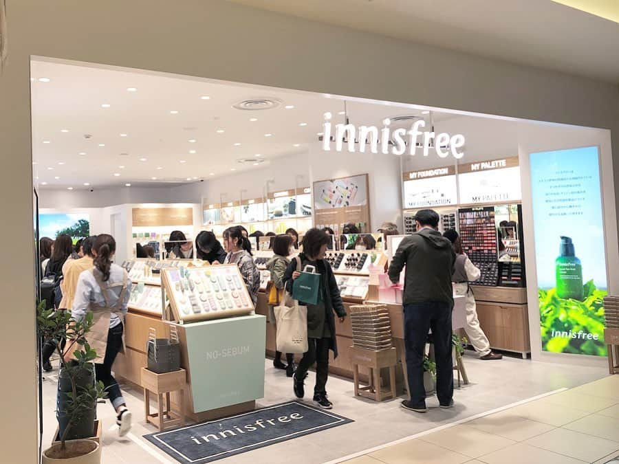 金澤楓さんのインスタグラム写真 - (金澤楓Instagram)「. 人気ショップinnisfreeが札幌に上陸したので行ってきた💓 . 自然の恵みを使ったスキンケアが気になりすぎてたくさん試したよ。 大人気の導入美容液グリーンティーシードセラムとチェリーブロッサムラインのスキンケア、ビビッドコットンインクティントをget🌿 . 激混みだったので今度は落ち着いている時にゆっくりお買い物しよ🥺 . 気になるものはマイパレット♡ いろんなアイテムを組み合わせて自分だけのパレットが作れちゃうから、コンパクトでお出かけに持っていきたいなぁ〜 . あとは自分でエフェクターを選べる美容液のラバシーウォーター ブースティングエッセンス✨ これはじっくり試そうと思ってるよ!! . . #innisfree #innisfreejapan #innisfreesapporo #Sapporo #イニスフリー #イニスフリージャパン #札幌　#札幌PASEO  #スキンケア #コスメ #pr」10月24日 21時48分 - kae_o51o