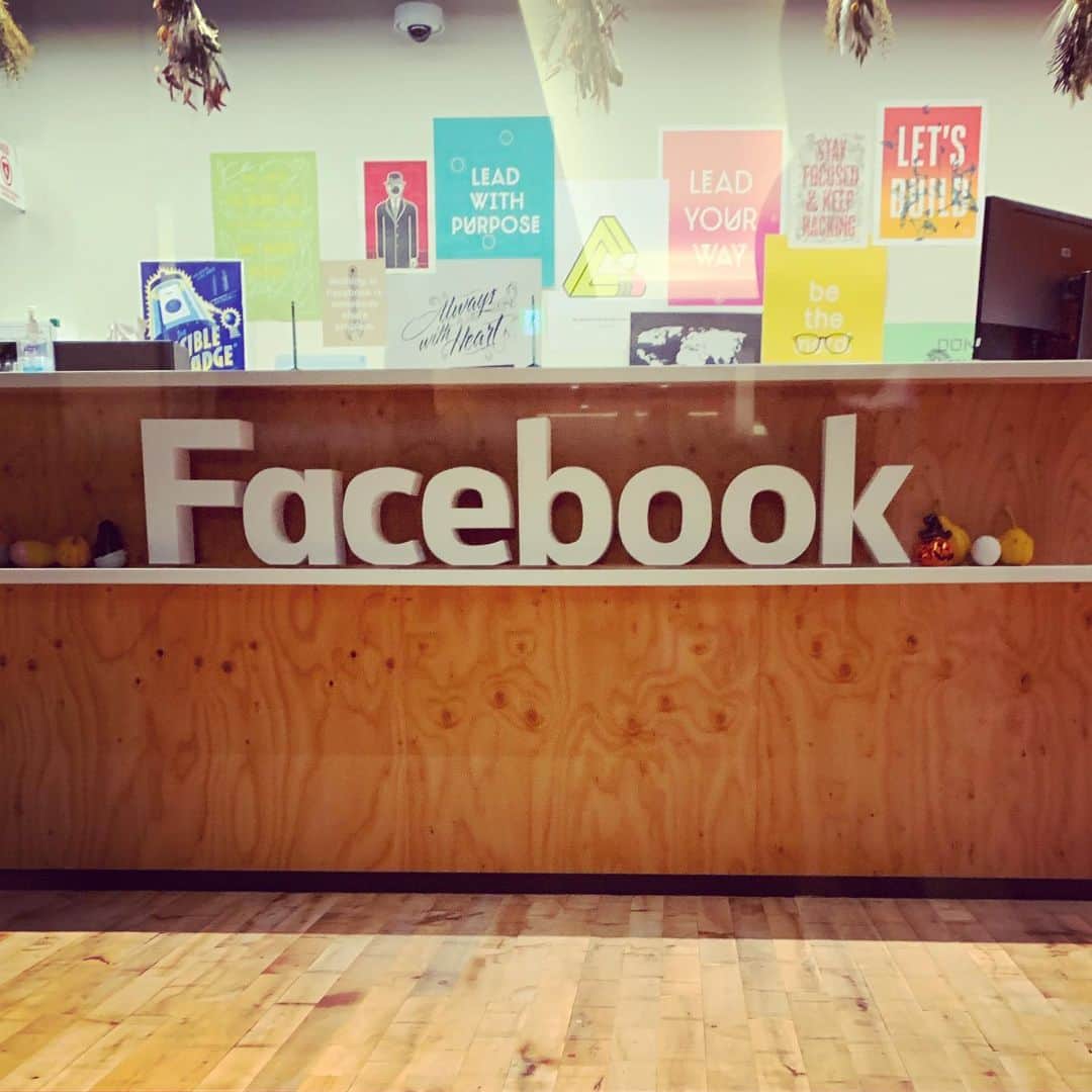 伊藤陽佑のインスタグラム：「BASEとFacebookによるInstagram活用セミナーat Facebook JAPAN  初めてFacebook JAPANにお邪魔しましたが、これぞ、という感じのプレゼンルームでした。セキュリティーも固く入るまでに結構時間かかったなぁ。 SNSの正体を少しだけ見ることができました。 つまるところ、FacebookとInstagramのアルゴリズムを有効活用するのは、クリエィティブ次第の時代ということ  #東京タワー は今日も最高」