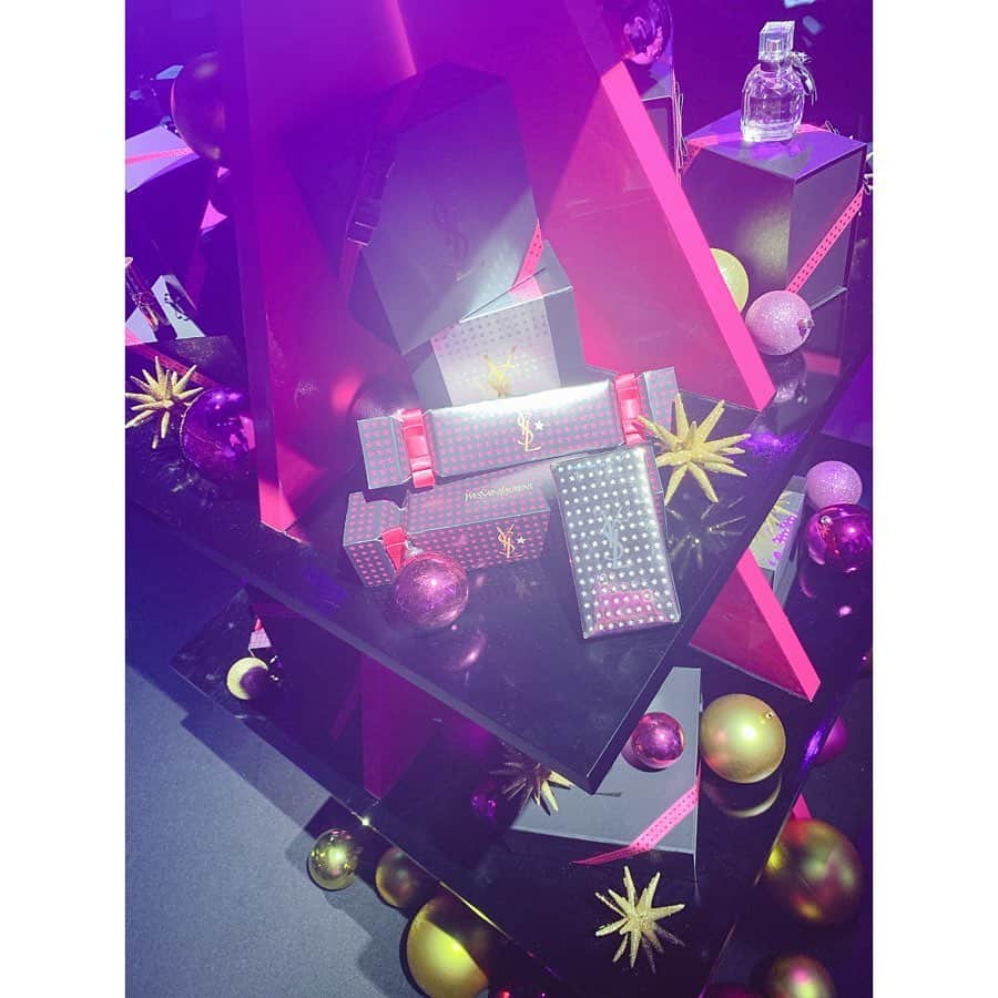 アリスムカイデさんのインスタグラム写真 - (アリスムカイデInstagram)「@yslbeauty  クリスマスコフレスペースツアー クリスマスコフレって本当に嬉しくて大好きなんだけど ビジュアルまでピンクでキラキラでちょうハッピーでした  探していた軽過ぎず重過ぎない秋用の赤リップ これと、元々持っていた同じラインのパープルを 合わせたりして遊んでみます ピッタリハマってほしくなったのは限定カラーの95  新作の香水はジェンダレスなところが魅力だそうで 好きな人と一緒につけてしまう秋にしたいですね  #yslノエル #リブレ #yslbeauty」10月24日 22時03分 - arismukaide