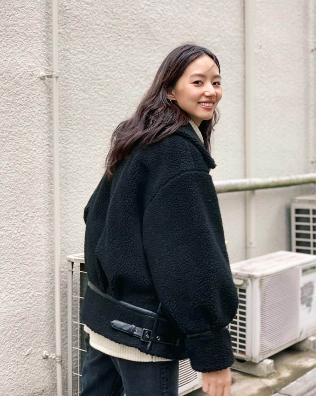 Shiho Sasakiのインスタグラム：「安定のモノトーンコーデ🐼 そろそろこのボアJKがちょうど良い気温❄️ 袖もゆったりオーバーサイズだから 冬物ニットも余裕で着れそう❤️ #MOUSSY#MOUSSYSNAP」