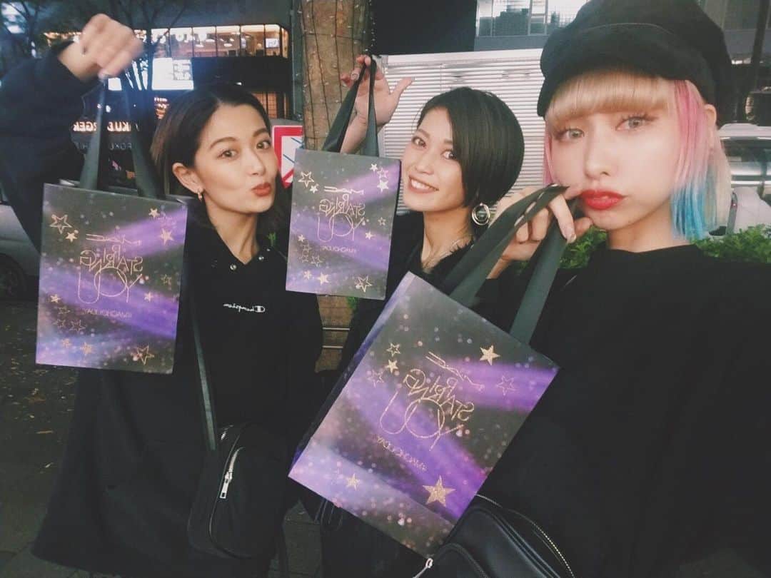 kazuki youdaのインスタグラム：「_  ぽーさん、りさと駆け込み M・A・C HOLIDAY 2019 NIGHTOUT PARTYへ🥰❤️ _  @maccosmeticsjapan  #MACクリスマスコフレ #MACSTARRINGYOU」