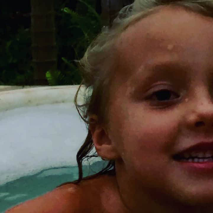 レイラニ・ビショップのインスタグラム：「Thursday 🤙🏽... Kauai... home..never far from my mind..especially when my phone makes me little videos 😻 ..love you Milla ❤️」