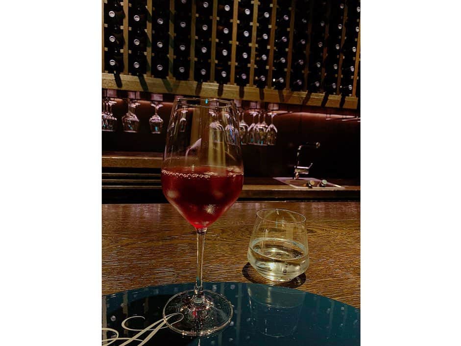百合華さんのインスタグラム写真 - (百合華Instagram)「ケンゾーエステイトワイナリー直営店の『KENZO ESTATE WINERY 祇園店』にてディナータイム🍽﻿ ﻿ カウンターの向こうにはずらっと並んだ『🍷rindo🍷』﻿ ﻿ 祇園でも人気のワインを色鮮やかなコース料理と一緒にいただけるお洒落なイタリアンのお店です🥰﻿ ﻿ 百合譁はお酒が飲めないのでワインと同じ葡萄で作られた赤の葡萄ジュースをいただきました🎶﻿ ﻿ お料理もとっても美味しくてついつい会話も弾んじゃう❤️﻿ ﻿ #京都﻿ #東山区﻿ #祇園﻿ #ケンゾーエステイト ﻿ #ケンゾーエステイト祇園店﻿ #kenzoestate ﻿ #イタリアン﻿ #ワイン﻿ #rindo﻿ #rindo_kenzo_estate ﻿ #直営店﻿ #ディナータイム﻿ #ディナーコース﻿ #コース料理﻿ #葡萄ジュース﻿ #会話が弾む #美食 #美食家」10月24日 22時05分 - yurika.lovelily