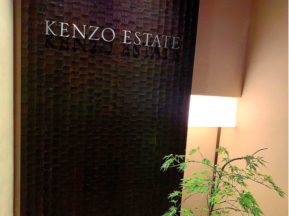 百合華さんのインスタグラム写真 - (百合華Instagram)「ケンゾーエステイトワイナリー直営店の『KENZO ESTATE WINERY 祇園店』にてディナータイム🍽﻿ ﻿ カウンターの向こうにはずらっと並んだ『🍷rindo🍷』﻿ ﻿ 祇園でも人気のワインを色鮮やかなコース料理と一緒にいただけるお洒落なイタリアンのお店です🥰﻿ ﻿ 百合譁はお酒が飲めないのでワインと同じ葡萄で作られた赤の葡萄ジュースをいただきました🎶﻿ ﻿ お料理もとっても美味しくてついつい会話も弾んじゃう❤️﻿ ﻿ #京都﻿ #東山区﻿ #祇園﻿ #ケンゾーエステイト ﻿ #ケンゾーエステイト祇園店﻿ #kenzoestate ﻿ #イタリアン﻿ #ワイン﻿ #rindo﻿ #rindo_kenzo_estate ﻿ #直営店﻿ #ディナータイム﻿ #ディナーコース﻿ #コース料理﻿ #葡萄ジュース﻿ #会話が弾む #美食 #美食家」10月24日 22時05分 - yurika.lovelily