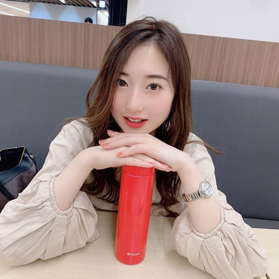 TakeuchiAyaka のインスタグラム：「. . 学食での2枚！ 今日は久しぶりに友達にあって お腹痛くなるくらい笑った〜😆 いつもたくさん写真を撮ってくれる 友達にも感謝でいっぱい☺️💕 . . . 本番まであと…9日！！ 本日も投票よろしくお願いします✨ . . #令和初の #ミスコン #ミスコレ  #ミスミスター駒澤コンテスト2019 #大学生 #女子大生 #学校 #マイボトル #今日は #休講 #の授業が #２つ #あったよ #insta #campus #life #instaphoto  #followme #follow #photography  #miss #contest #1024」