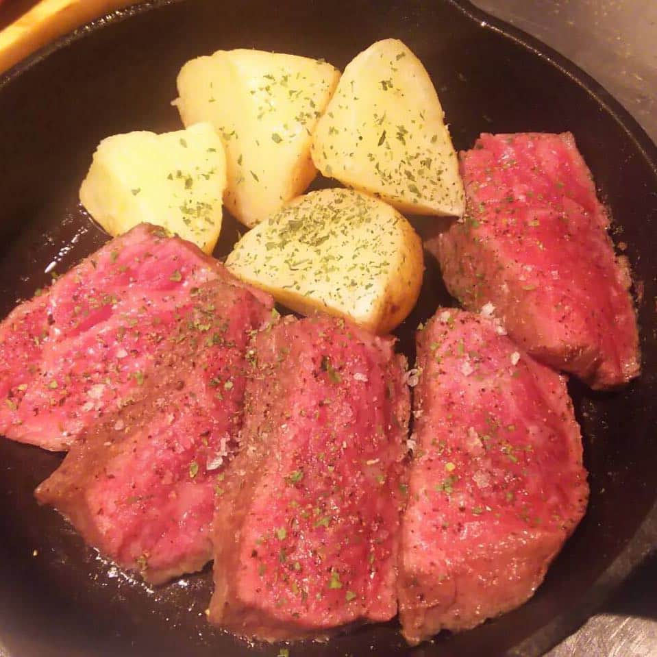 肉talian 金山店のインスタグラム：「・ こんにちは！ 肉talianのはやとです！🐒 ・ 本日ご紹介するのは、ザブトンです！ 肉talianでは、"NIKUタリアン盛り"という看板メニューの肉の盛り合わせの他に、単品のお肉で、"サガリ""ザブトン""肩ロース"が有ります！ その中でも希少部位のザブトンを本日ご紹介します！ ザブトンは肩ロースの中で一部しか取れない部位で、適度なサシが入っている赤身肉です❗️ 単品のお肉はアツアツの鉄板でのご提供になります。このアツアツの鉄板にお客様の前でソースをかけさせていただきます！ その鉄板にソースが当たる音！そこから発せられるなんとも言えない香り！ その香りは周りの席まで届いてみんなが幸せになる事ができます！ その香りを嗅いで注文させるお客様もおられます！ 皆様も是非この香りを味わってみませんか？ お待ちしております。 ・ ・ ・ #肉talian #肉タリアン #金山 #金山グルメ #金山ディナー #肉 #肉料理  #そそられる香り」