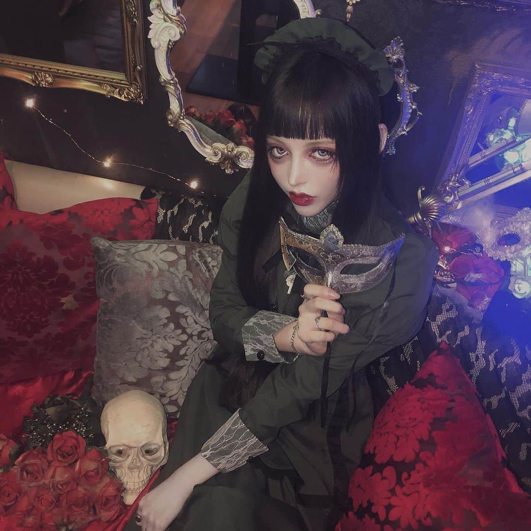chiiiiiのインスタグラム：「10/30 🦇18:00~23:00🏰 candleblum(@__candleblum__ )様にて 4月ぶりにイベントをさせていただきます🖤 今回はHalloween🎃イベントです 当日私も仮装するよ...🕸⛓ 何かは来てからの秘密....🤫 HalloweenNightしようぜ」