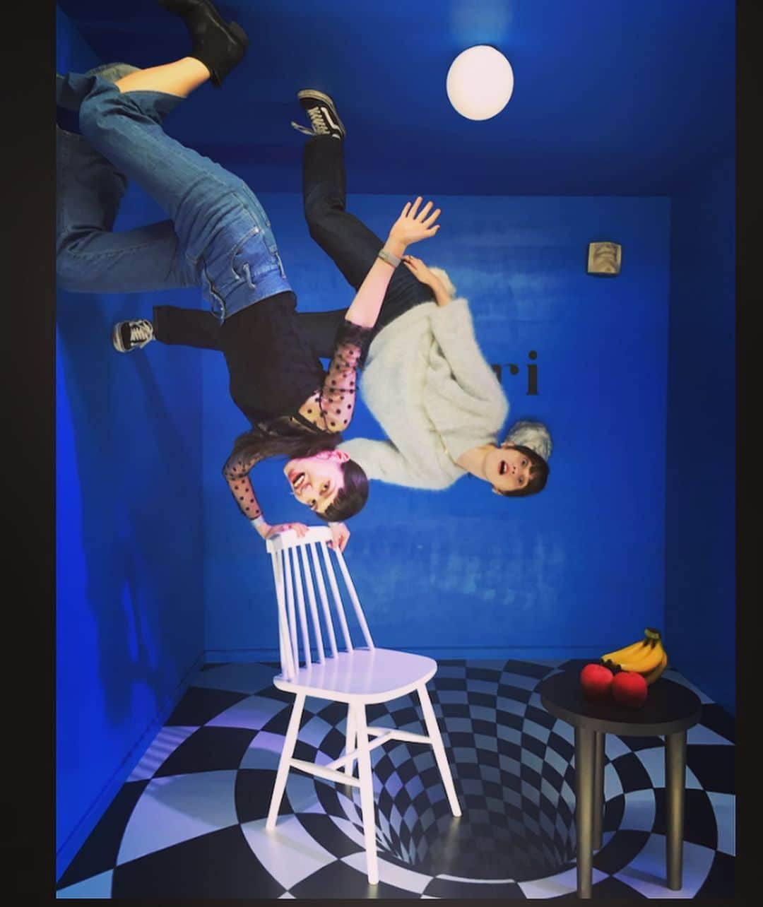 大釜ケリーのインスタグラム：「トリックアートなスペースでみんなと #photo #trickart #amerivintage」