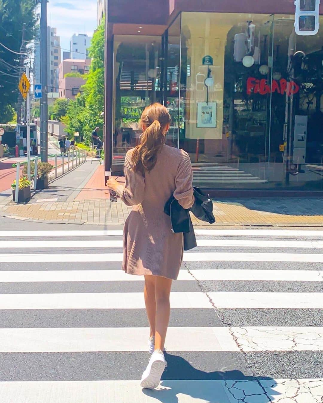 岡部あゆみさんのインスタグラム写真 - (岡部あゆみInstagram)「街でコラボ着て下さっている方とすれ違うと ずきゅんっ💘てなって　思わず話しかけちゃいそうになります^ ^ みんなでお揃い嬉しいです♡  毎日再販について沢山問い合わせ頂きます✉︎ 現在工場をフル稼働させ再販準備に取り組んでいますので もうしばらくお待ち下さいませ涙  再販の日程が決まったらストーリーにリンクつけますので 載随時チェックお願い致します☺︎」10月24日 22時31分 - ayumi_okabe