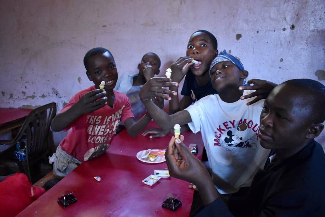 岡田ひとみ（ねんドル）さんのインスタグラム写真 - (岡田ひとみ（ねんドル）Instagram)「ザンビアの孤児院の子どもたちと、ねんど！ Workshop in orphanage. #Zambia #Lusaka #Africa #workshop #forkids #travel #orphanage #ねんドル#おねんどお姉さん #nendol」10月24日 22時32分 - hitomi_nendol