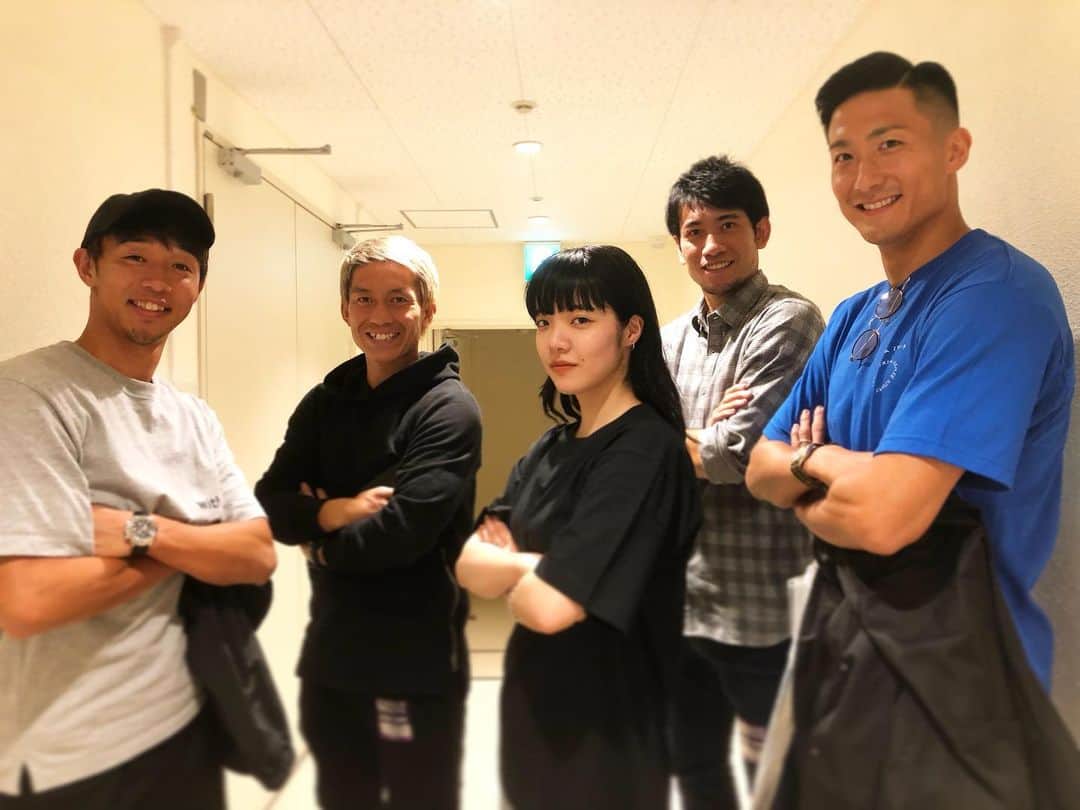 都倉賢のインスタグラム：「控えめに言って最高のライブだったな！！！ 24歳の女性から歌にのせて放出されるエネルギーは尋常じゃなかった😊  響いたわ…心に、細胞に、  そもそも入院中に退屈過ぎて退屈死しそうな時に助けてくれたのがあいみょんの曲。そんな縁でこうしてお会いすることも出来て感激してます…がらにもなく33歳になって年下の女性に会うの緊張もしたし…。 この気持ちって…笑  今日のライブのセトリのプレイリスト作って明日からリハビリ頑張っていくみょん…。あっ。  #あいみょん #きよみょん #あとみょん #かたみょん #とくみょん #返り咲きカウントダウン」