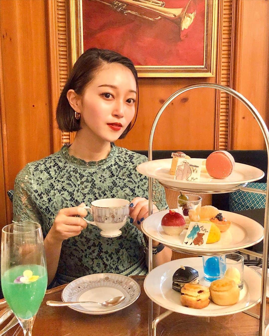 のインスタグラム：「まじめに澄まし顔してみたけど 恥ずかしくてちょっと笑いそうな直前🤣💋 @ritzcarlton.osaka × @maxmara  コラボアフタヌーンティーの発表会へ。 可愛すぎるベアー達がお出迎えしてくれました🧸 あ〜可愛かった💋 ◼︎11/2〜12/29まで ◼︎5階The Barにて開催🍸 ・ ・ #afternoontea#hotel #ritzcarlton#リッツカールトン大阪  #アフタヌーンティー #スイーツ」