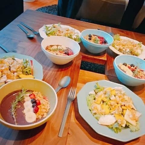 鶴あいかさんのインスタグラム写真 - (鶴あいかInstagram)「@ayupichikitchen あゆちゃんのお料理教室✨バーエクササイズとのコラボレッスンで作ったアサイーボウル✨美味しかった＆楽しかったぁ٩(*´︶`*)۶  カフェを探しても中々アサイーボウルがメニューにあるお店は少ないですよね💦  こうやってお料理をみんなで作ると基本のレシピや手順が頭に入るので自宅でも作れるようになるし、本当に嬉しいです✨  レッスン場が代官山だったのでukiukicafeにもまた行きたいと思います✨  #代官山カフェ #ukiukicafe #料理教室 #柏原歩」10月24日 22時36分 - tsuru_aika