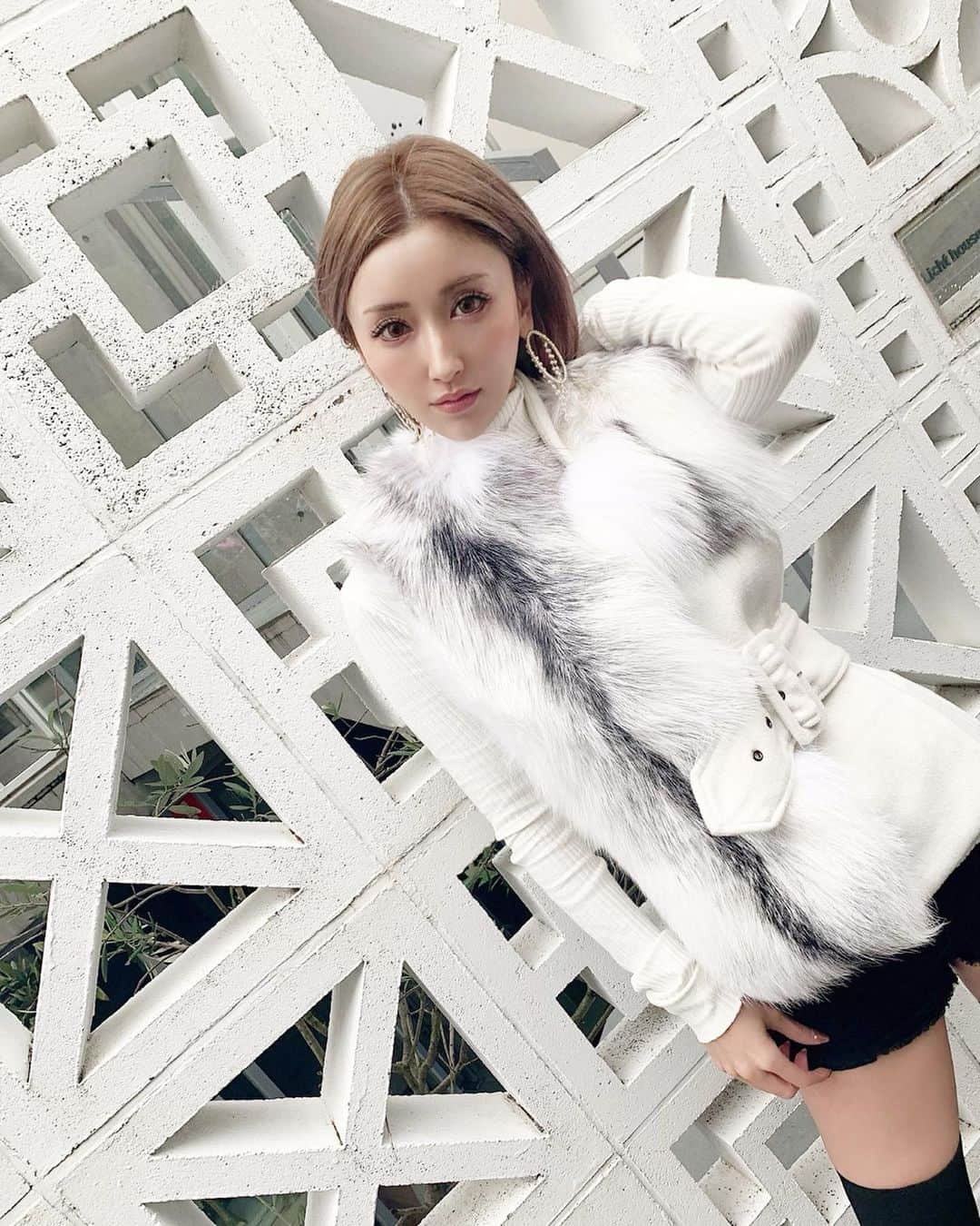 美咲あいりさんのインスタグラム写真 - (美咲あいりInstagram)「﻿ ﻿ 𝑶𝑶𝑻𝑫﻿ ﻿ ﻿ 𝐶𝐿𝐴𝑅𝐴 @hyon100845﻿ ﻿ ▫️Fur Vest ﻿ ▫️One Shoulder Knit﻿ ▫️Pierce Circle﻿ ﻿ ﻿ #Clara#ootd#coordinate#fashion﻿ #oneshoulder#Knit#pierce#furvest﻿」10月24日 22時46分 - misakiairi