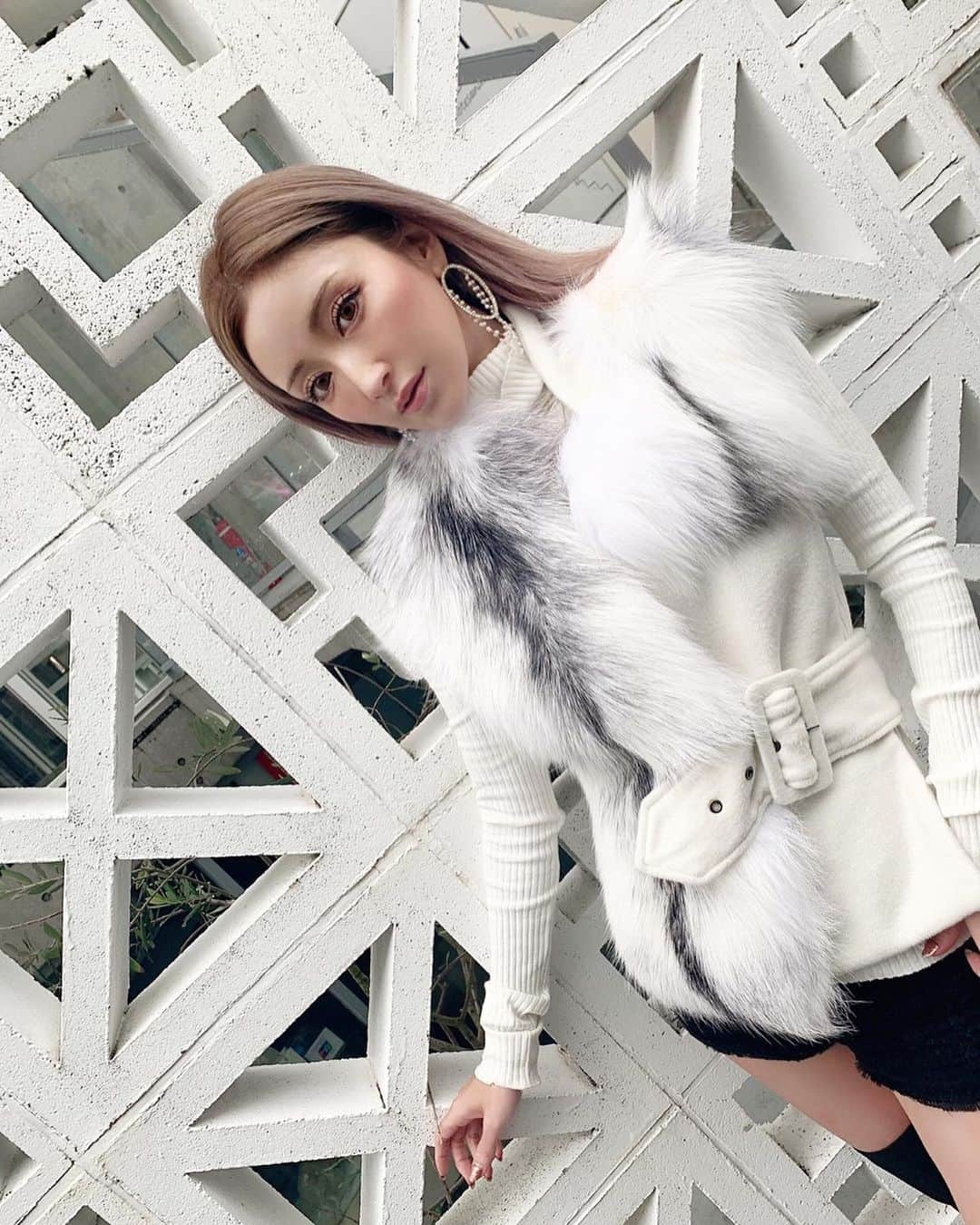 美咲あいりさんのインスタグラム写真 - (美咲あいりInstagram)「﻿ ﻿ 𝑶𝑶𝑻𝑫﻿ ﻿ ﻿ 𝐶𝐿𝐴𝑅𝐴 @hyon100845﻿ ﻿ ▫️Fur Vest ﻿ ▫️One Shoulder Knit﻿ ▫️Pierce Circle﻿ ﻿ ﻿ #Clara#ootd#coordinate#fashion﻿ #oneshoulder#Knit#pierce#furvest﻿」10月24日 22時46分 - misakiairi