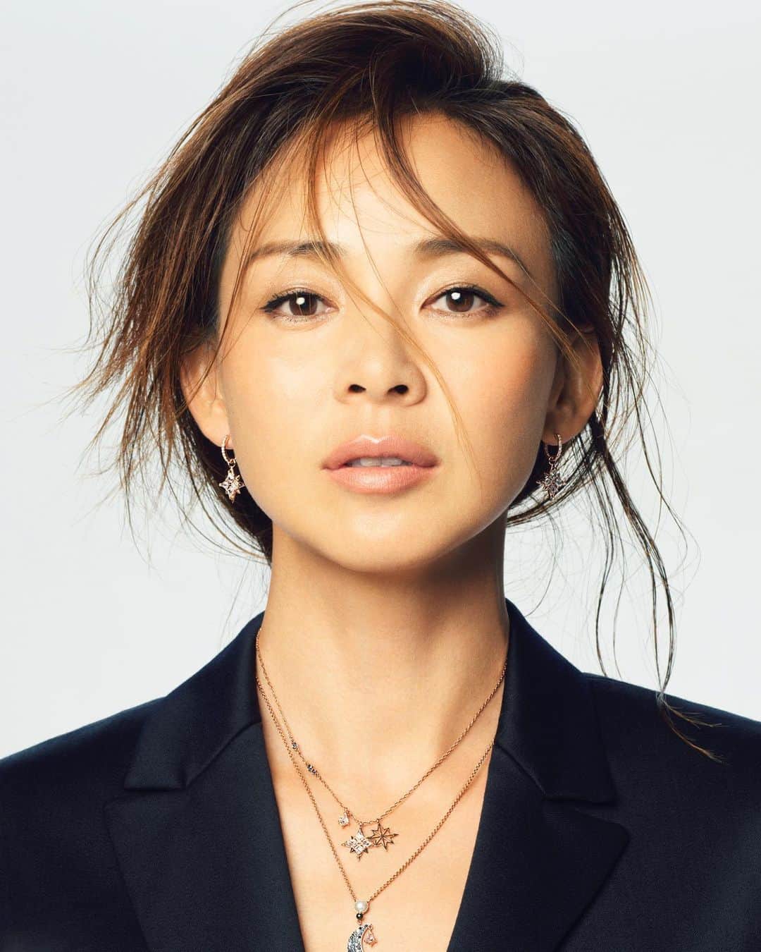 長山一樹のインスタグラム：「最新号の雑誌MarisolにてSWAROVSKIの撮影を担当させていただきました。真顔でも笑顔でも尼顔でもない絶妙な表情に目が止まってしまいます。 @marisolmagazine  @swarovski  Model @shiho_style  Stylist @misaking77  Hair @daimichishita  Ｍake @kazukovalentine  #marisol #マリソル #スワロフスキー #雑誌 #ジュエリー #ポートレート #ハッセルブラッド #中判カメラ #kazukinagayama #長山一樹」