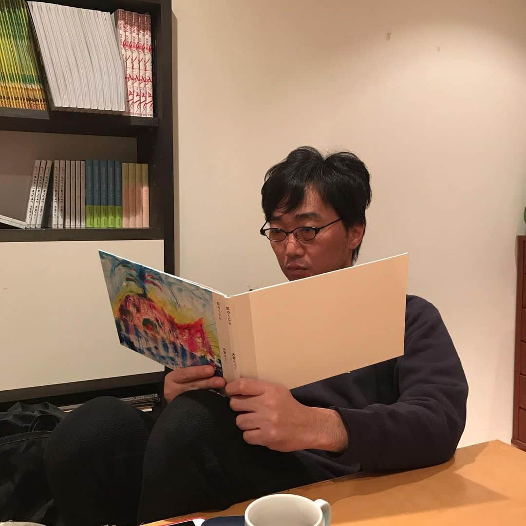 大宮エリーさんのインスタグラム写真 - (大宮エリーInstagram)「便利になってゆく時代 なんでも見えるようになる時代に 見えないライブしたいの 時代逆行なことしたいの  バランス取るために  朗読と音楽のライブやるから 絵はさ、 みんなが自分で こころに絵を描いてほしいんです！  だから絵は見せない みんなが自分で 想像する力を 高めてもらいたい！  感性の筋トレ、ライブ‼️ 来なさい！^_^ #原田郁子 #コトリンゴ #小沢一敬  #持田香織 #おおはた雄一 #キヨサク」10月24日 22時44分 - ellie_omiya