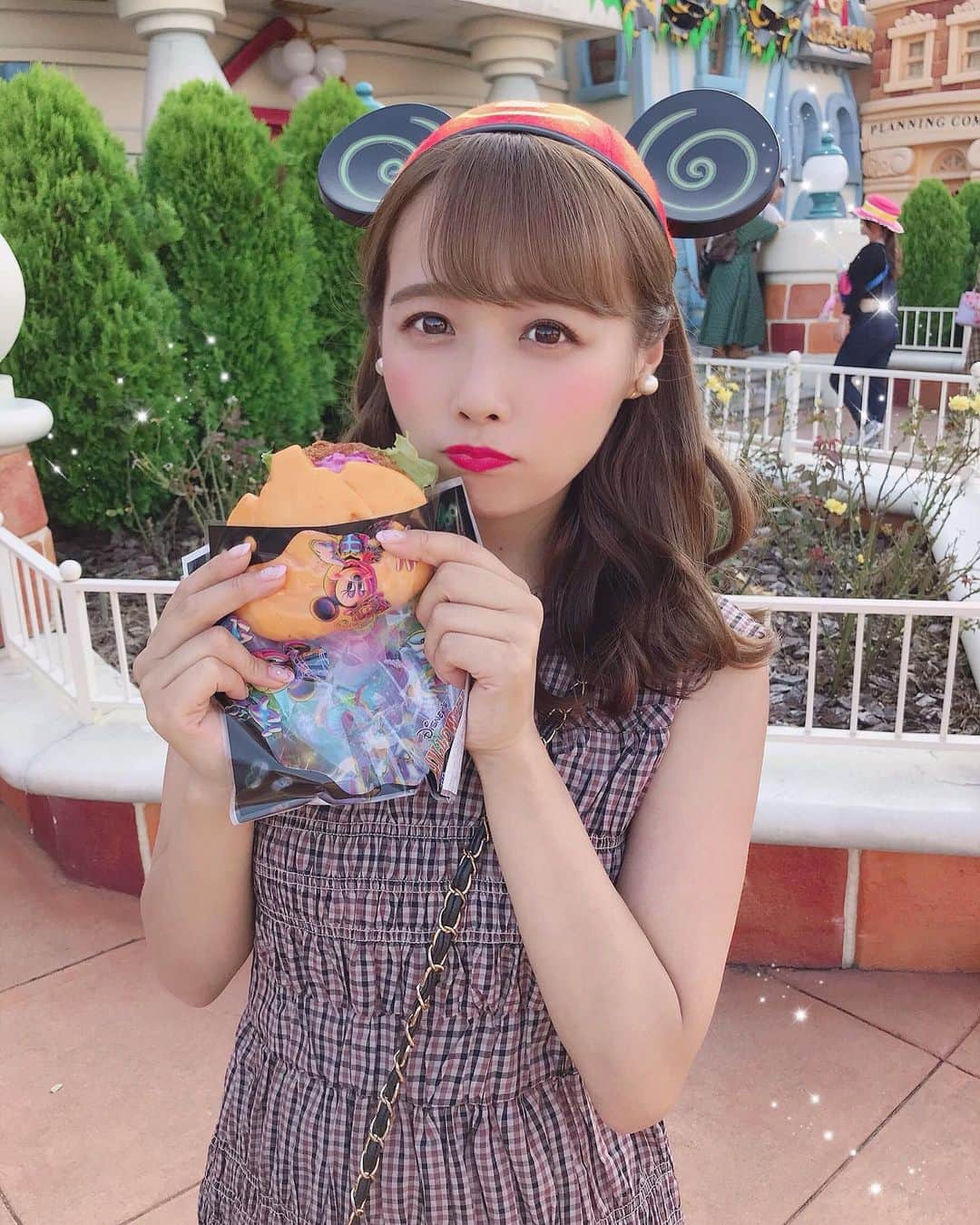 のインスタグラム：「. . 今年もかぼちゃのイヤハつけた🎃💗 ハロウィンももうすぐ 終わっちゃうの寂しい😔 . . . #tokyodisneyland #disneyland #disney #tdl #ディズニーランド #ディズニー #ディズニーハロウィン #ハロウィン #disneyhalloween #halloween #ディズニーフード #disneyfood #love #instagood」