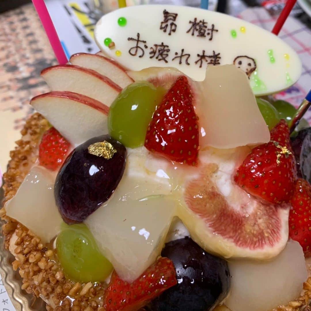 青柳昴樹さんのインスタグラム写真 - (青柳昴樹Instagram)「こんばんは！サプライズで ケーキを貰いました🎂たまには 甘い食べ物も😆  人生初のGOSSOも笑 #横浜#dena#ケーキ#gosso」10月24日 22時53分 - kouki_57