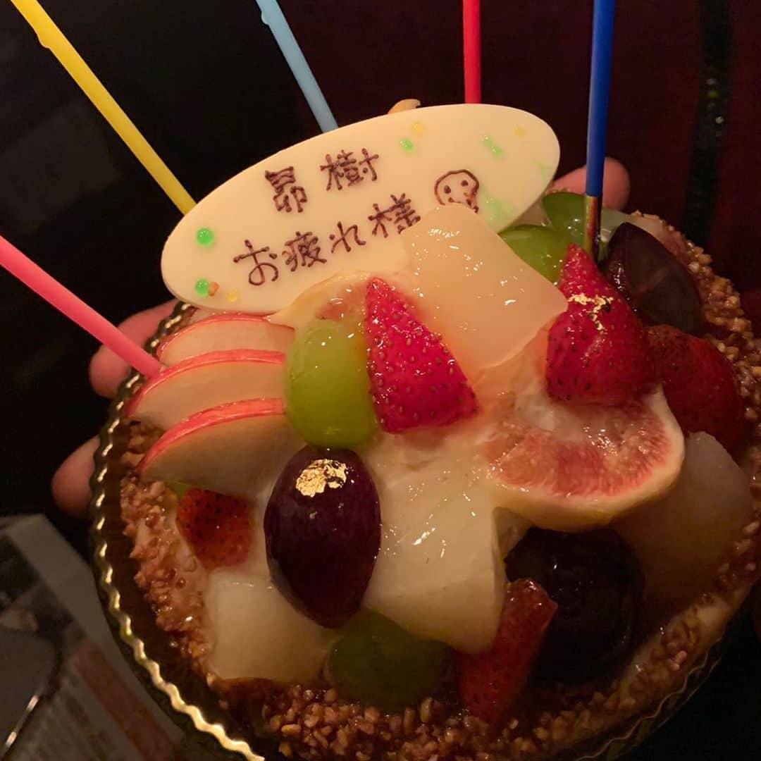 青柳昴樹のインスタグラム：「こんばんは！サプライズで ケーキを貰いました🎂たまには 甘い食べ物も😆  人生初のGOSSOも笑 #横浜#dena#ケーキ#gosso」