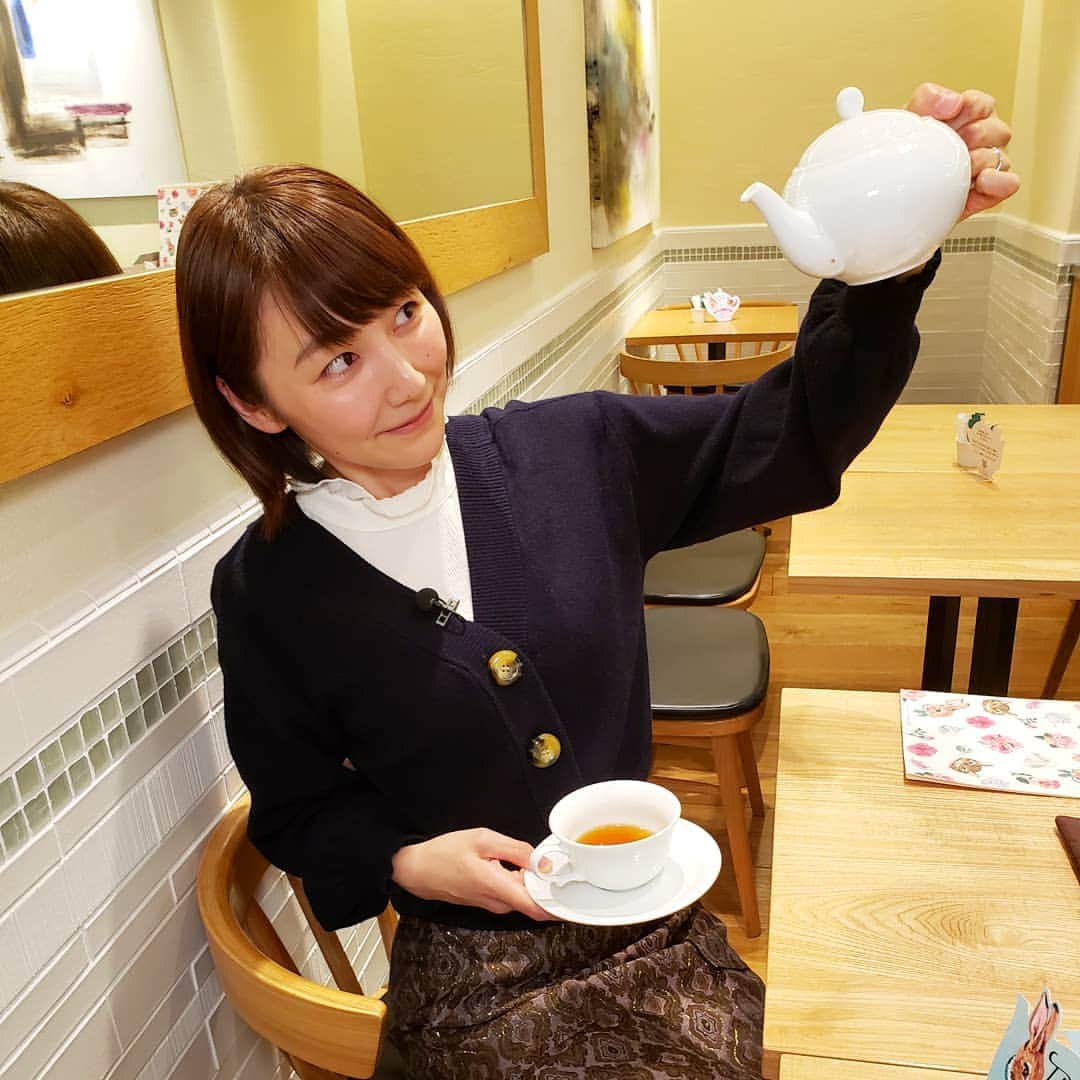 のインスタグラム：「. 誰の真似だ？🤔🤔🤔 . . #本日のロケは#紅茶特集#紅茶と言えば#大好きなあのお方#ヒント#高い位置から注ごうとしてます」