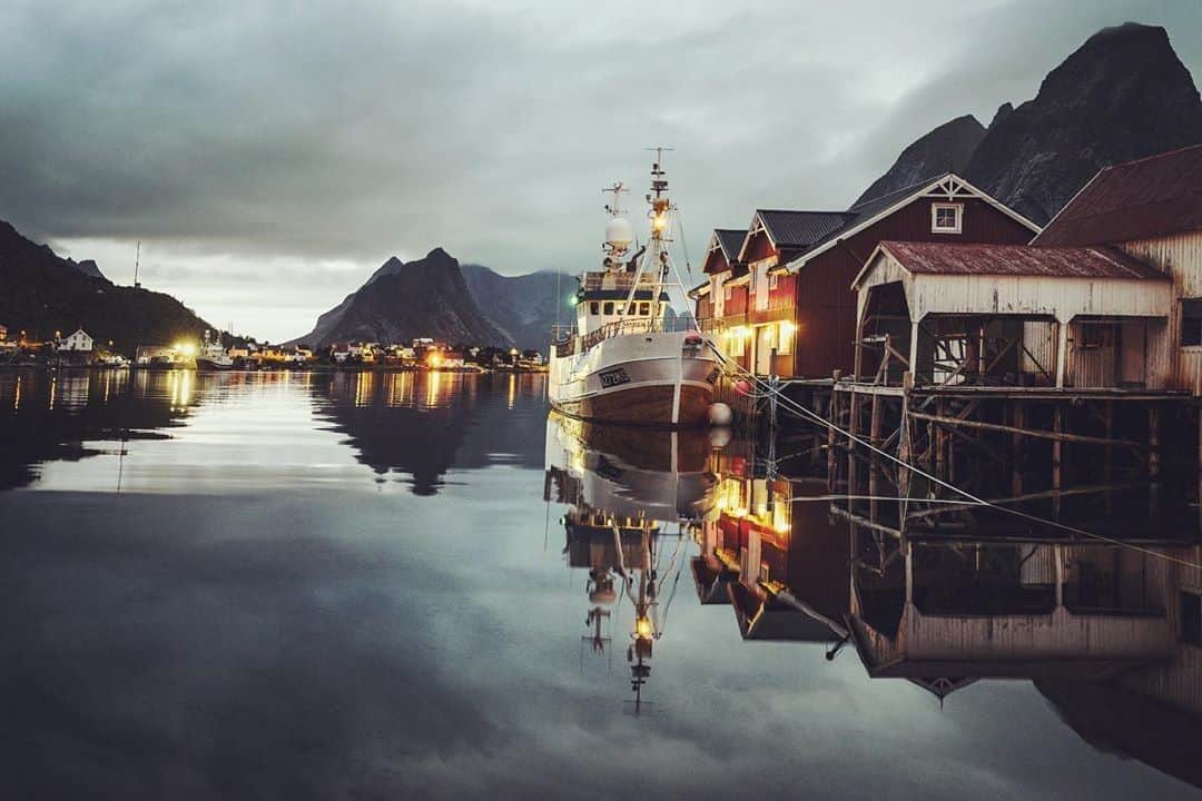 ライカさんのインスタグラム写真 - (ライカInstagram)「As the days grow shorter, the populated areas in Norway are lined by warm lights that create an inviting setting for photographers and lovers of picturesque landscapes. @chris_michel captured this scenery with his Leica SL. Follow the link in bio to learn more about the camera.  Photo: @chris_michel  #LeicaCamera #Leica #🔴📷 #Leicagram #LeicaSL #TheLeicaLook #Leica_World #LeicaWorld #Leica_Club #LeicaSociety #Leicaphoto #lowlight  #lightandshadow #shadowplay #shootleicapro」10月24日 23時00分 - leica_camera
