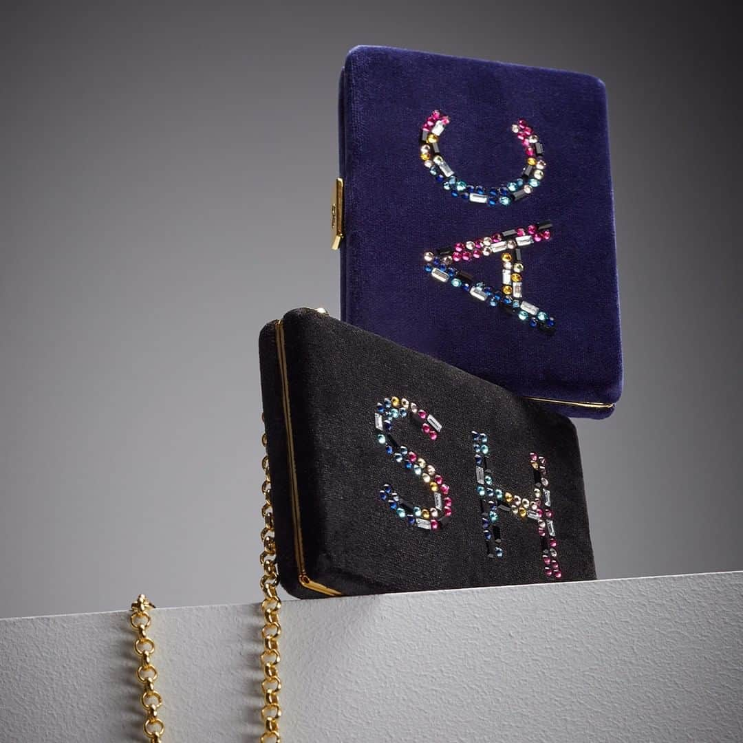 アニヤハインドマーチさんのインスタグラム写真 - (アニヤハインドマーチInstagram)「Personalise velvet card cases, phone cases and pouches with an intricate hand-applied Swarovski® crystal monogram in gradient colours using the new Crystal Lab service. #AnyaHindmarch」10月24日 23時00分 - anyahindmarch