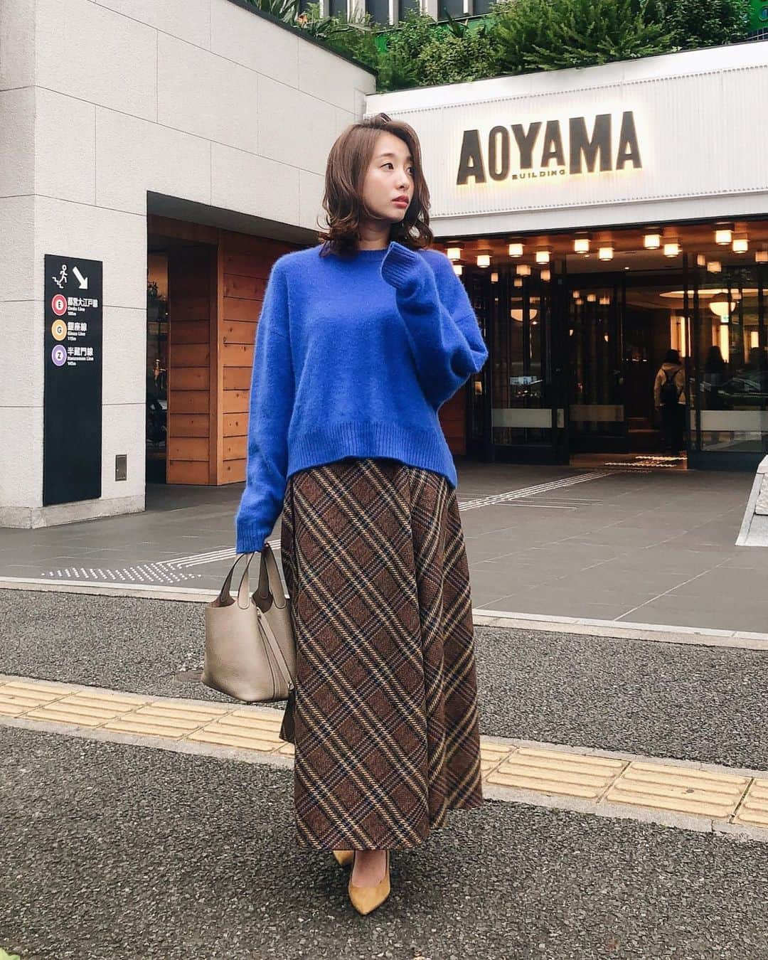 冨張愛さんのインスタグラム写真 - (冨張愛Instagram)「今季買ったお洋服♡ 一目惚れした真っ青なニットも 色んな人に褒められるチェックスカートもとてもお気に入り☺︎ どちらも派手めなアイテムだけど 意外と着回しがすごくききます😆✌️ * knit ... #maisonspecial @maisonspecial_women  skirt ... #aulaaila @aulaaila_official  #instagood #coordinate #ootd #outfit #fashion #instafashion #meg_ootd #코디네이트 #패션 #카메라 #コーディネート #コーデ #ファッション #今日のコーデ #今日の服 #157cmコーデ #ブルーニット #メゾンスペシャル #アウラアイラ」10月24日 23時00分 - megumitomihari