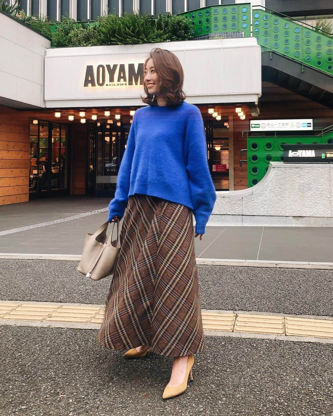 冨張愛さんのインスタグラム写真 - (冨張愛Instagram)「今季買ったお洋服♡ 一目惚れした真っ青なニットも 色んな人に褒められるチェックスカートもとてもお気に入り☺︎ どちらも派手めなアイテムだけど 意外と着回しがすごくききます😆✌️ * knit ... #maisonspecial @maisonspecial_women  skirt ... #aulaaila @aulaaila_official  #instagood #coordinate #ootd #outfit #fashion #instafashion #meg_ootd #코디네이트 #패션 #카메라 #コーディネート #コーデ #ファッション #今日のコーデ #今日の服 #157cmコーデ #ブルーニット #メゾンスペシャル #アウラアイラ」10月24日 23時00分 - megumitomihari