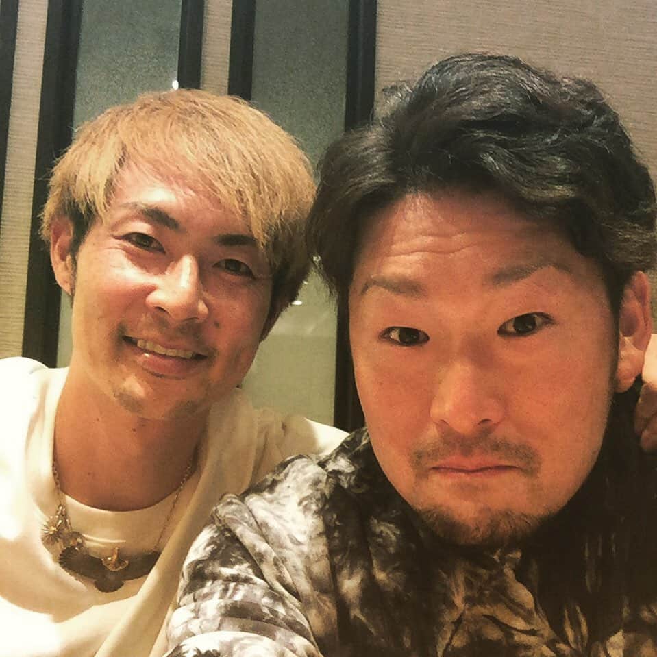 石川雄洋のインスタグラム：「今日は息抜きにお鮨🍣 美味しゅうございました！  とばThank U❤︎ 久しぶりに楽しかったわー 可愛い後輩です。 * #戸柱恭孝 #石川雄洋 #美味しい横浜のお鮨」