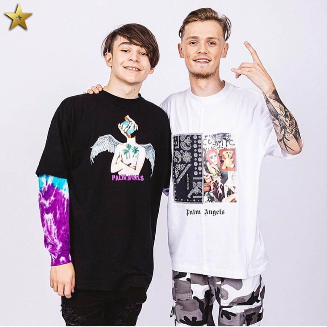 Bars and Melodyさんのインスタグラム写真 - (Bars and MelodyInstagram)「SWIPE TO AGE us 6 years... Back here we were just 15 and 13... feels like yesterday 💜」10月24日 23時11分 - barsandmelody