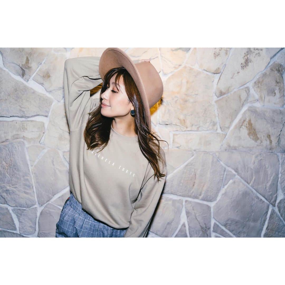 のインスタグラム：「このスウェットすごい使いやすそうだから着れるようにちょっと痩せてくるわ . #着用サイズL #ツアーグッズ #というかもはや新作アパレル #sinderelatokyo #aw #秋冬コーデ #まだ半袖着てたい #短パン履いてたい #周りの目を気にして #無理して長袖着てる #汗かいちゃう #カロリー消費 #お腹すく #寝る」