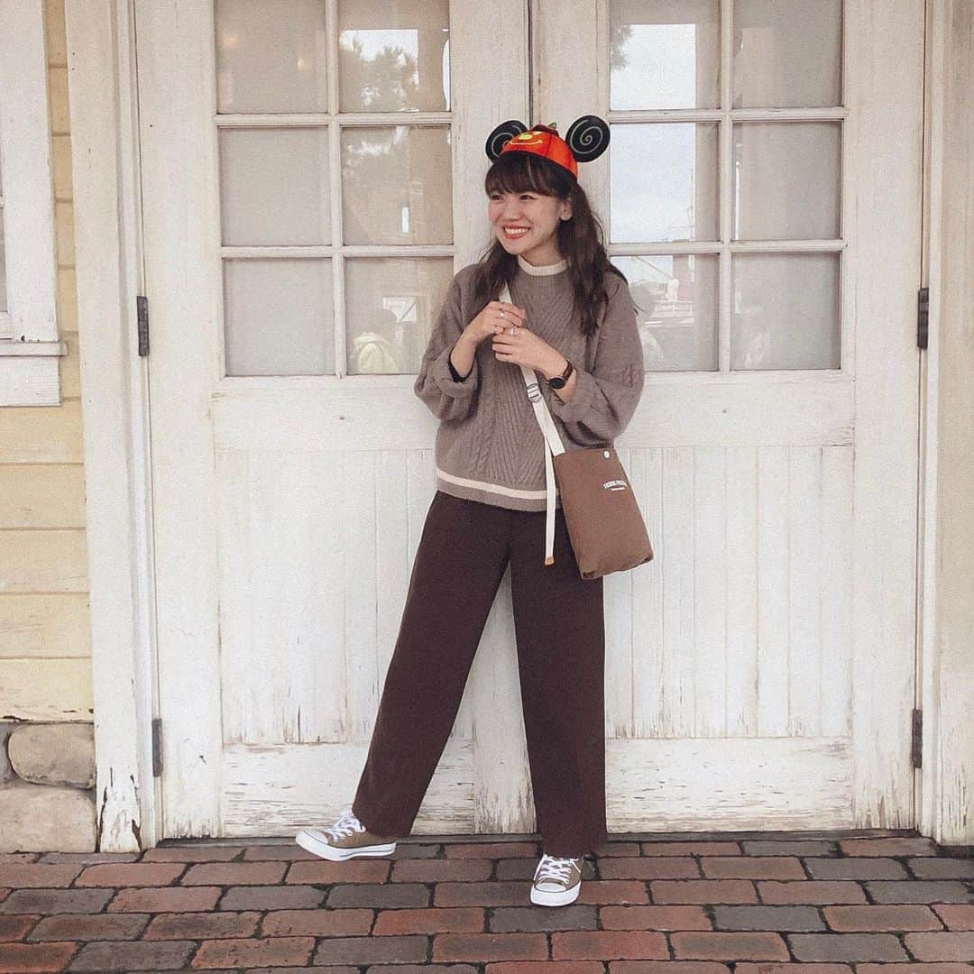 かほこ。さんのインスタグラム写真 - (かほこ。Instagram)「ㅤㅤㅤㅤㅤㅤㅤㅤㅤㅤㅤㅤㅤ ㅤㅤㅤㅤㅤㅤㅤㅤㅤㅤㅤㅤㅤ knit : #dholic pants : #selectmoca bag : #freaksstore sneakers : #converse ㅤㅤㅤㅤㅤㅤㅤㅤㅤㅤㅤㅤㅤ シーは、ありさと「茶色」と決めて行きました❤︎小物まで全部茶色！髪の毛頑張ってウェーブ巻きしたのに、ものすごい雨と風ですぐ取れたよ、、 ㅤㅤㅤㅤㅤㅤㅤㅤㅤㅤㅤㅤㅤ ずっとふざけてたのでまともな写真がなかった🥺 ㅤㅤㅤㅤㅤㅤㅤㅤㅤㅤㅤㅤㅤ #kaho_fashion #kaho_disney」10月24日 23時14分 - xxokohakxx