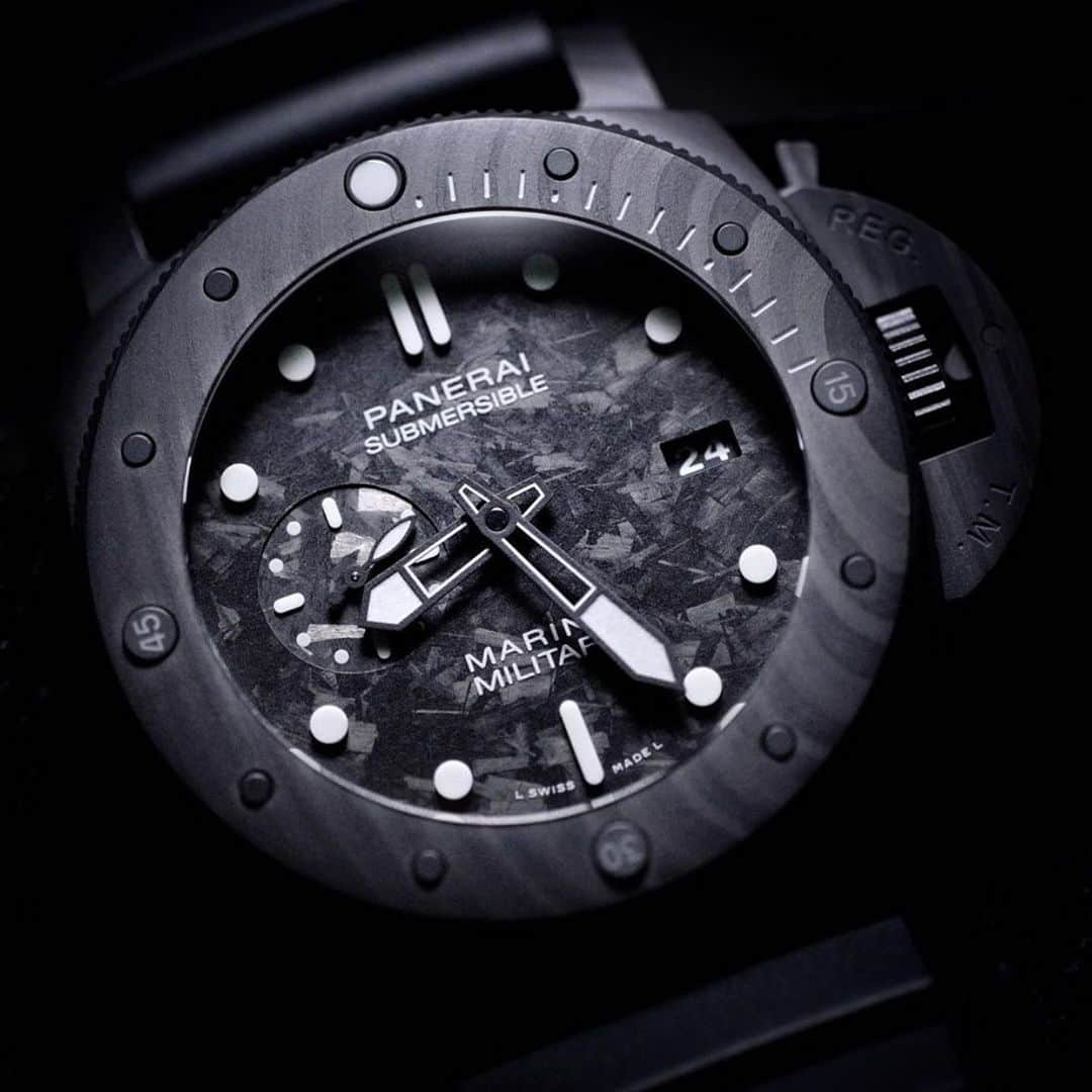 パネライのインスタグラム：「Probably my favorite new submersible this last year. The 47mm #Panerai #PAM979 Marina Militare Carbotech with carbon dial. That variation on the dial paired with the lume blocks in grey make this a stealth beauty. Pic by @watchcollector.ph #paneraicentral」