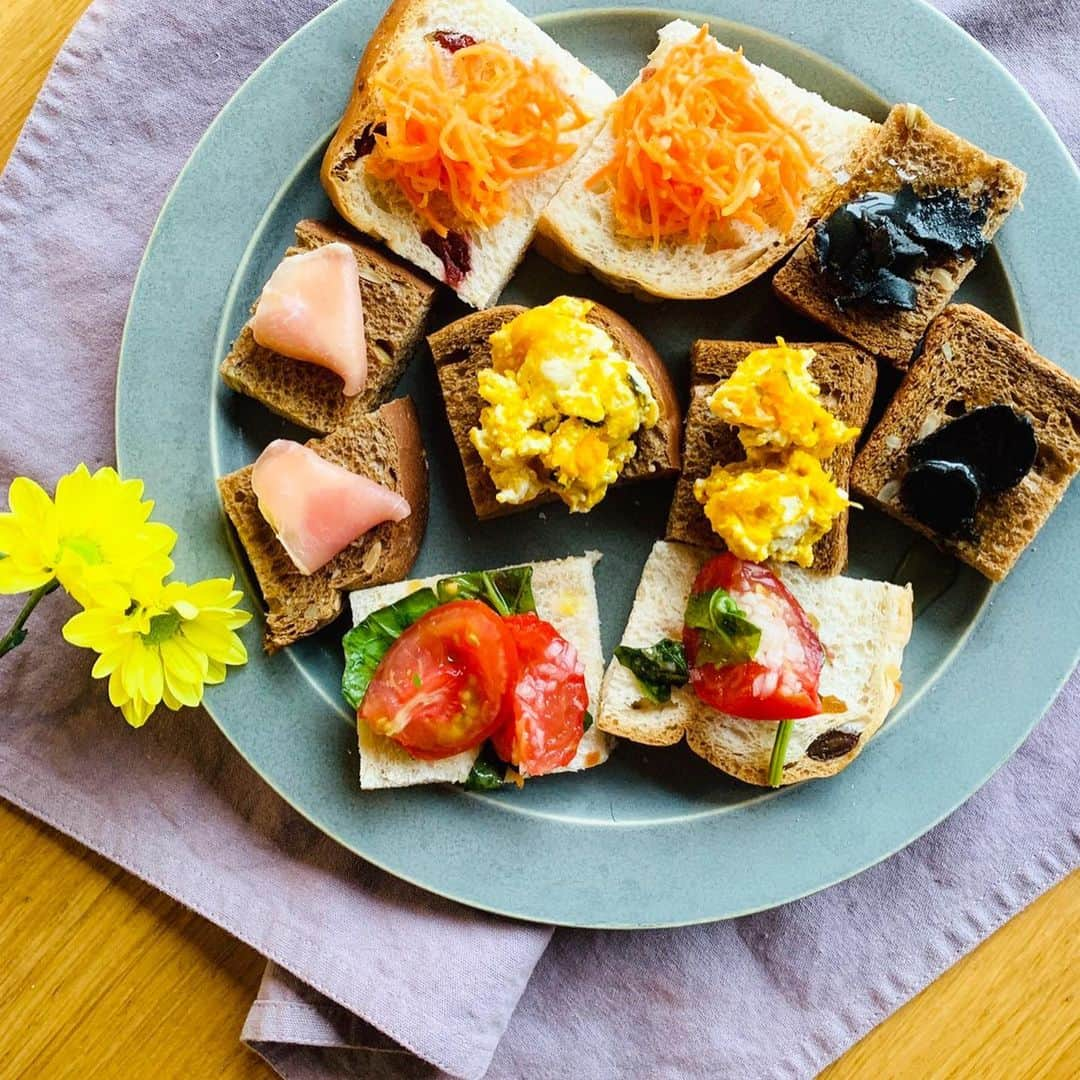 中村明花さんのインスタグラム写真 - (中村明花Instagram)「.﻿ こんにちは☺︎﻿ 〝Mart食パン部〟の部長でございます🙋‍♀️🍞﻿ ﻿ 食パンは普段1枚切りにして食べる事が多いと思いますが、小さくカットすると可愛くてちょっとしたパーティーやおもてなしにも使いやすいのでほんとに万能です✨﻿ ﻿ 今回はカナッペ 風に☺︎﻿ ニンジンラぺ、カボチャサラダ、トマトマリネなど好きなものをただのせるだけ🙆‍♀️﻿ ﻿ プレーンの食パンでももちろんokですが、更にパーティー感を出したかったのでドライフルーツをたくさん入れた食パンを焼いてみました。﻿ ﻿ 見た目も可愛くなりますがドライフルーツの食感や甘さがプラスされてこれまた美味しい♡﻿ ﻿ Martのサイトでも食パン部の記事が色々とアップされているので是非覗いてみてくださいね😊﻿ ﻿ ﻿ ❁❁❁❁❁❁❁❁❁❁❁❁❁❁❁❁❁﻿ ﻿ 引き続きInstagram投稿キャンペーンも開催中です❗️﻿ 投稿いただいた方の中から抽選で素敵なプレゼントが当たります🎁﻿ 詳しくはMartのサイトまで☺︎﻿ （ストーリーのハイライトからサイトにとべます）﻿ ﻿ ﻿ #Mart幸せおうち食パン部﻿ #martmag﻿ #パナソニック﻿ #ホームベーカリー﻿ #おうち食パン﻿ #食パンレシピ﻿ #高級食パン﻿ #手作り食パン﻿ ﻿」10月24日 23時18分 - sayaka_nakamura3