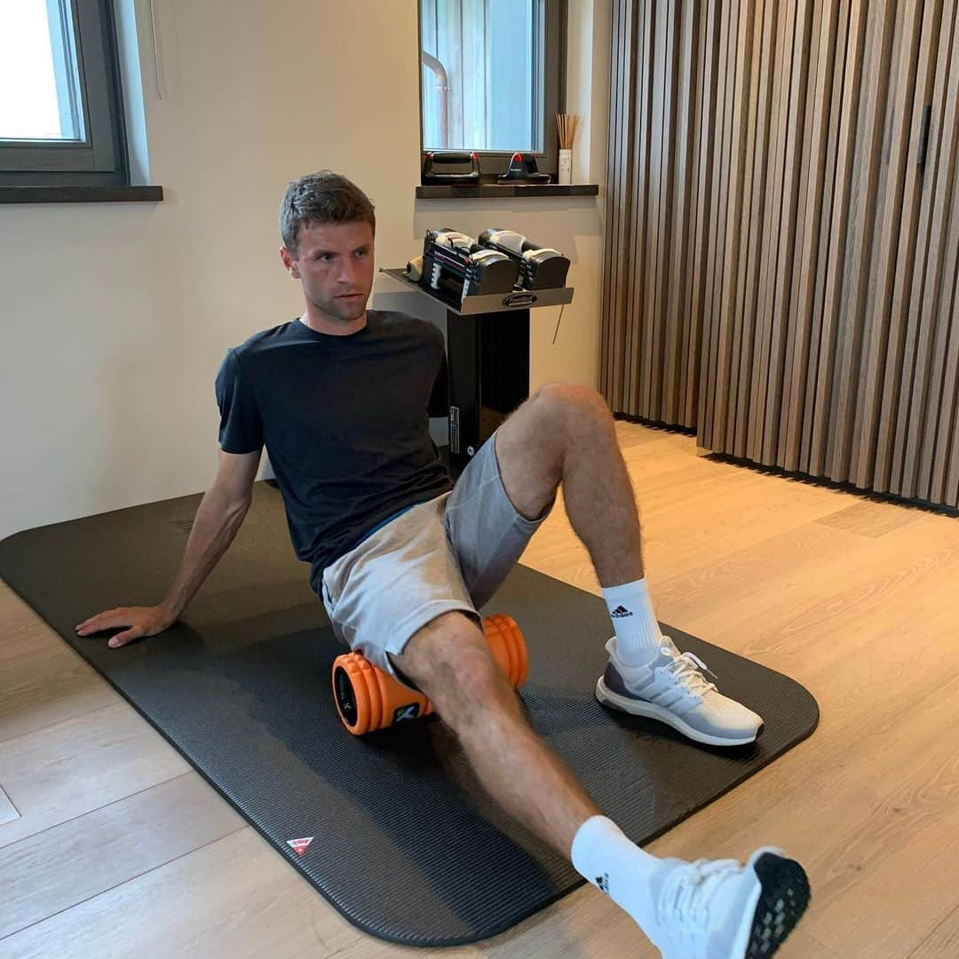 トーマス・ミュラーさんのインスタグラム写真 - (トーマス・ミュラーInstagram)「recovery day at home - let’s do this🏋️‍♂️😉#stretching #recovery #reload #packmas #wichtigewochenvoruns#heimspielinsicht#habheutschon @n.suele gesehn」10月24日 23時20分 - esmuellert