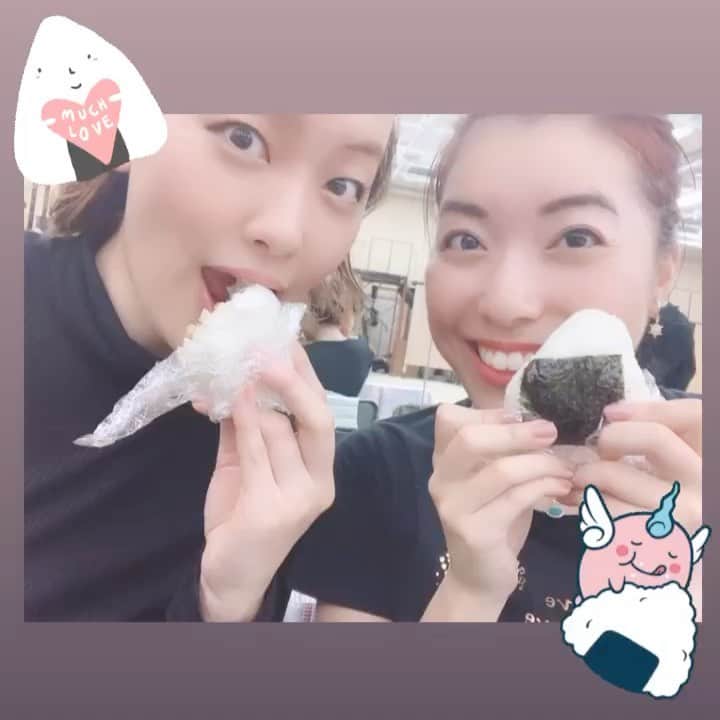 のインスタグラム：「#OnigiriAction という活動をファントムの稽古場で教えていただき、カンパニーで毎日のようにおにぎり写真を撮っております。 内容はこちら。 ******** 10/7(月)~11/20(水) おにぎりの写真に #OnigiriAction をつけて投稿すると、協賛企業が寄付し、TABLE FOR TWOを通じてアフリカ・アジアの子どもたちに給食5食が届きます！ ハッシュタグは英語のみ有効です。 ***** 自分が写っていなくてもOKなのですが、せっかくなので、同じタイミングで隣でおにぎりを食べていたさほちゃんとパチリ✨ ファントム稽古も終盤です！ #onigiriaction  #おにぎり #ミュージカル #ファントム #Phantom #rehersals」