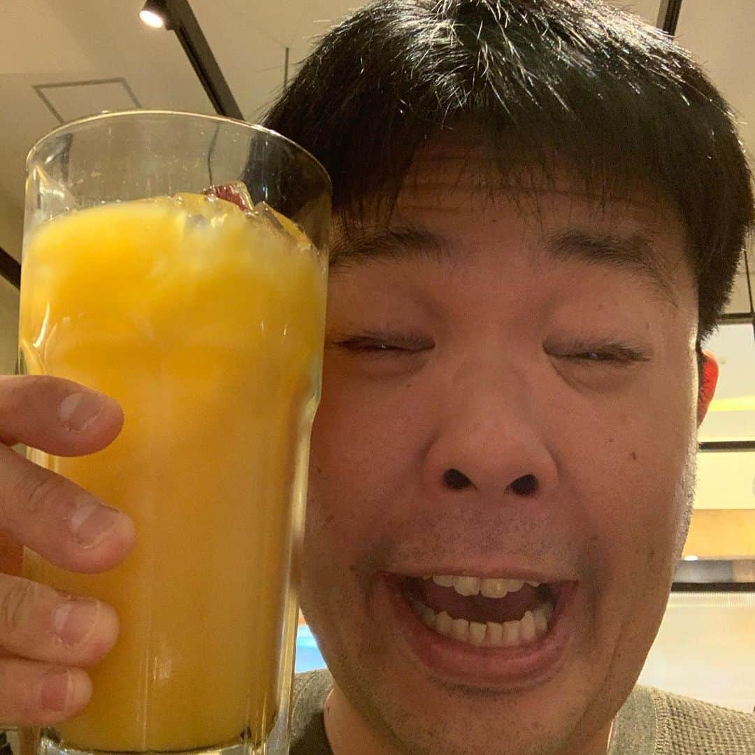 西川晃啓のインスタグラム：「気絶Lサイズ  オレンジジュースのコップ大きすぎて気絶  #あるある探検隊#レギュラー#気絶#気絶の日々#ギャグ#買い物#お台場#ダイバーシティ#東京#車#上島珈琲#オレンジジュース#サイズ#でかい#顔#おんなじ#違い#わからん」