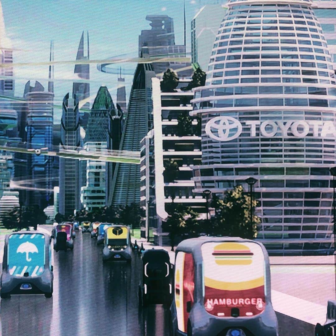 青柳文子さんのインスタグラム写真 - (青柳文子Instagram)「はじめての #東京モーターショー2019 🚗 @toyota_jp さんにご招待いただき、「PLAY THE FUTURE!」をテーマとしたトヨタブースを観てきました！ ‌ 色々な体験ブースがあって、映画やアニメの世界だけの話と思っていたような車たちが走る近未来の街を疑似体験させてもらえたんですが、これが本当に実現されていくのかな、それもきっとあっという間に。。。！？と思うとふるえました。。すごかった。。！ ‌ 近未来に想いを馳せつつ、日々オーガニックに暮らしすぎて色々追いつかなくてヒューズして固まっていたら、「マネキンデスが？機械デスカ？ワカラナカッタカラ声カケマシタ」と外国の方に話しかけられ、最終的に「毎日美人デスカ？ソレトモ今日ダケデスカ？友達ニナッテクダサイ」と言われてさらに固まるっていうのがこの日の私のハイライトでした。笑 ‌ リアルなサイボーグに見間違えられてもおかしくないくらい、未来空間だったということですね👽 ‌ いやー不思議体験おもしろかった。車好きなお子さんがいる方とかも、楽しめそうでしたよー！🚎 ‌ #PLAYTOYOTA #TOYOTA #トヨタ #トヨタ自動車 #TMS2019  #東京モーターショー #PR #青海展示棟」10月24日 23時47分 - aoyagifumiko