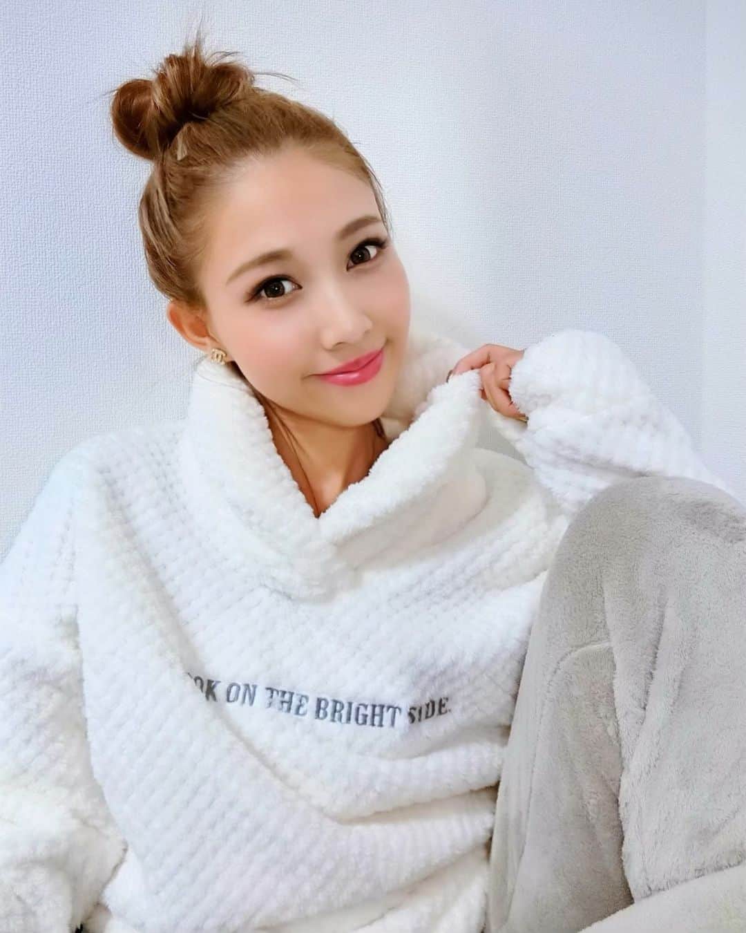 のインスタグラム：「こんばんは🙏💓からの、 おやすみ💓💓💓💓🙏🙏🙏🧸🧸🧸 ・ 寒いし、また台風が近くにいるせいで雨が立て続けだけど 皆さん体調に気をつけて過ごしてくださいね☺︎💪 いつでも雲の上には太陽がいますよ🌞 ・ GUのもこもこパジャマ💕💕普通に可愛い🐾💓 #gn #パジャマ #ルームウェア #お団子ヘア #cyberjapan #cjd_rina」